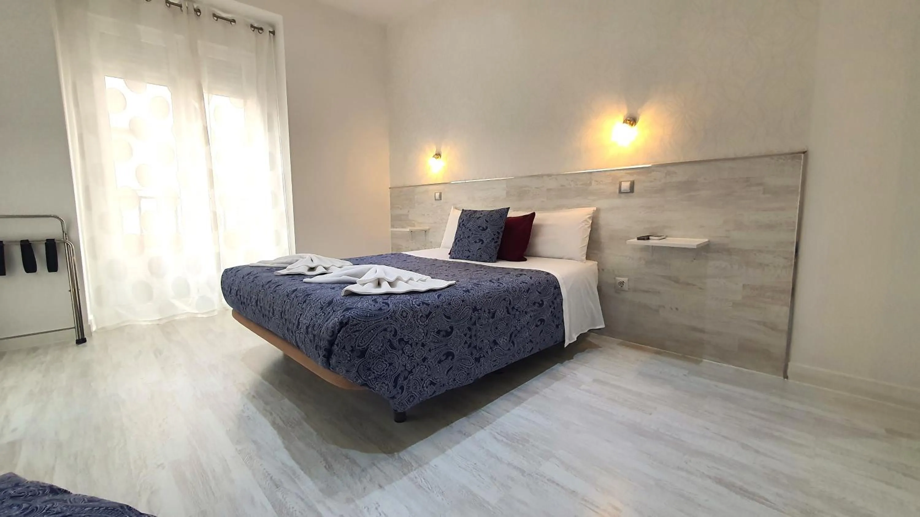 Bed in Hostal Met Madrid