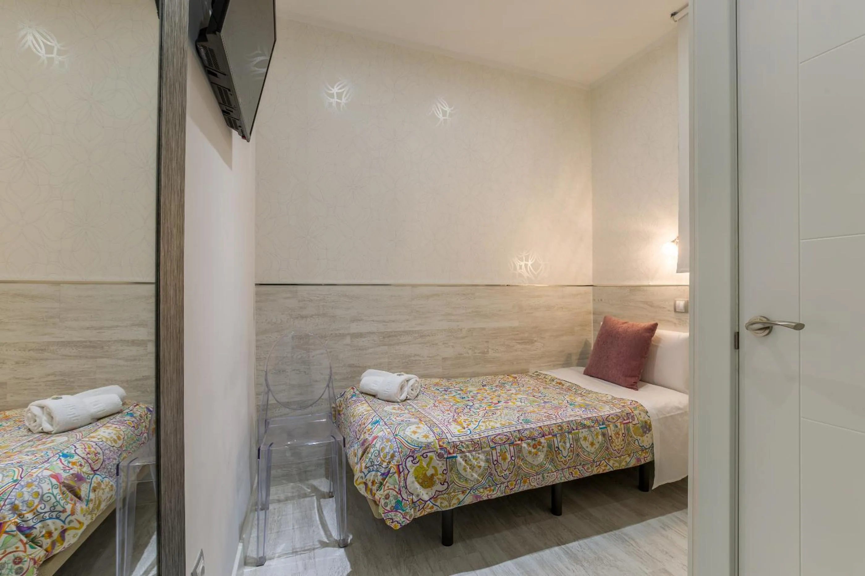 Bedroom, Bed in Hostal Met Madrid