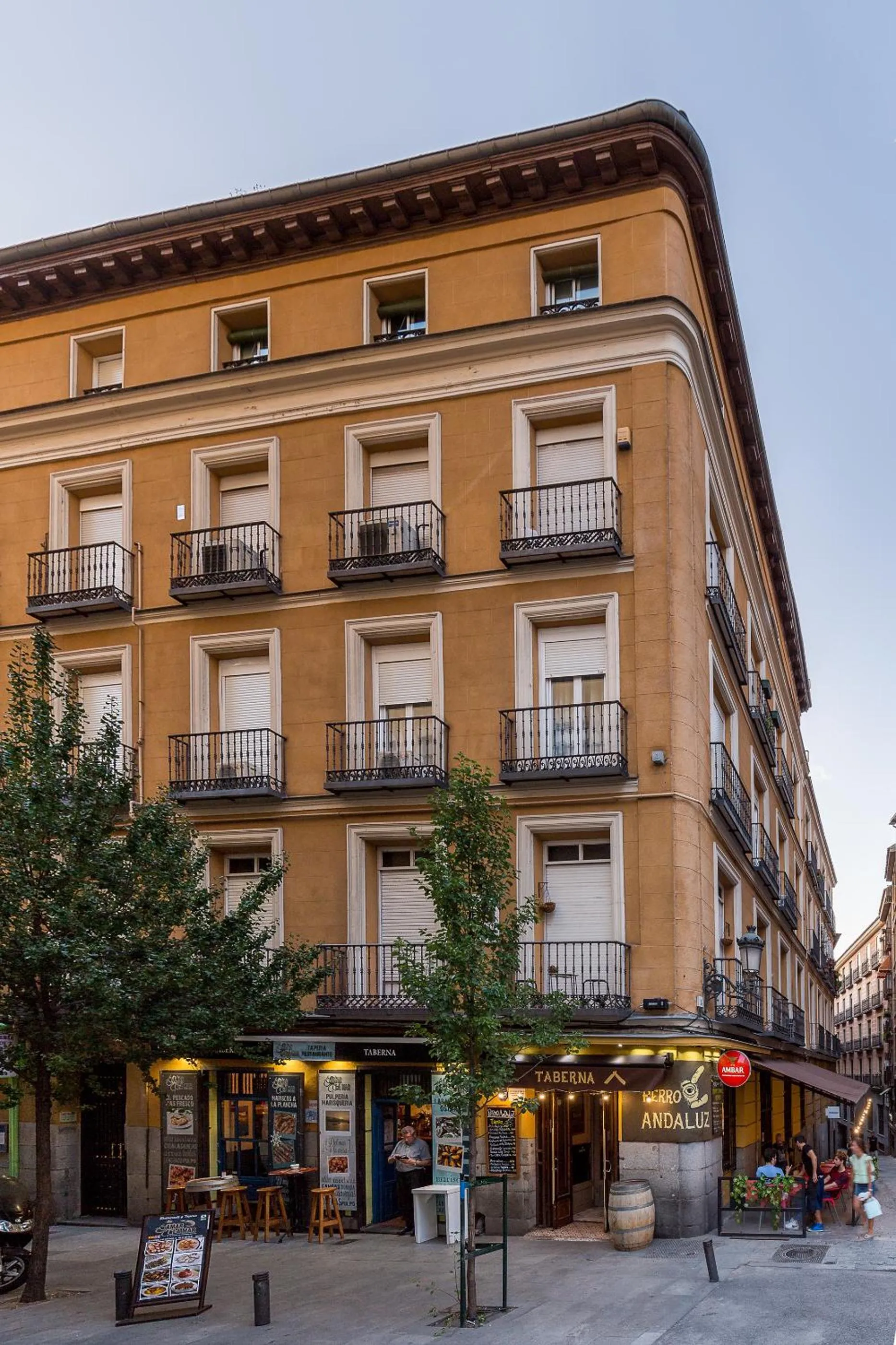 Property building in Hostal Met Madrid