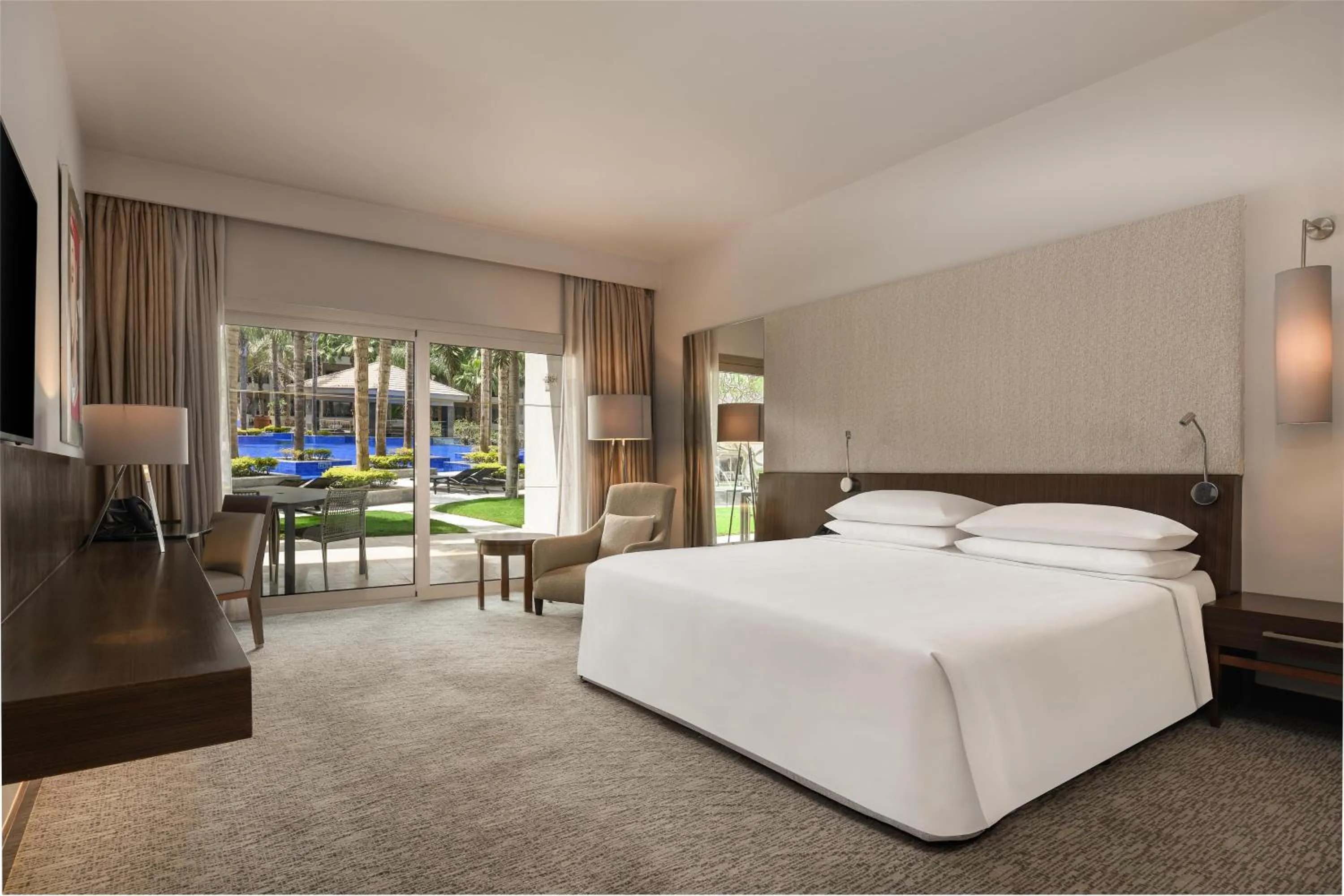 Bedroom, Bed in Dusit Thani LakeView Cairo