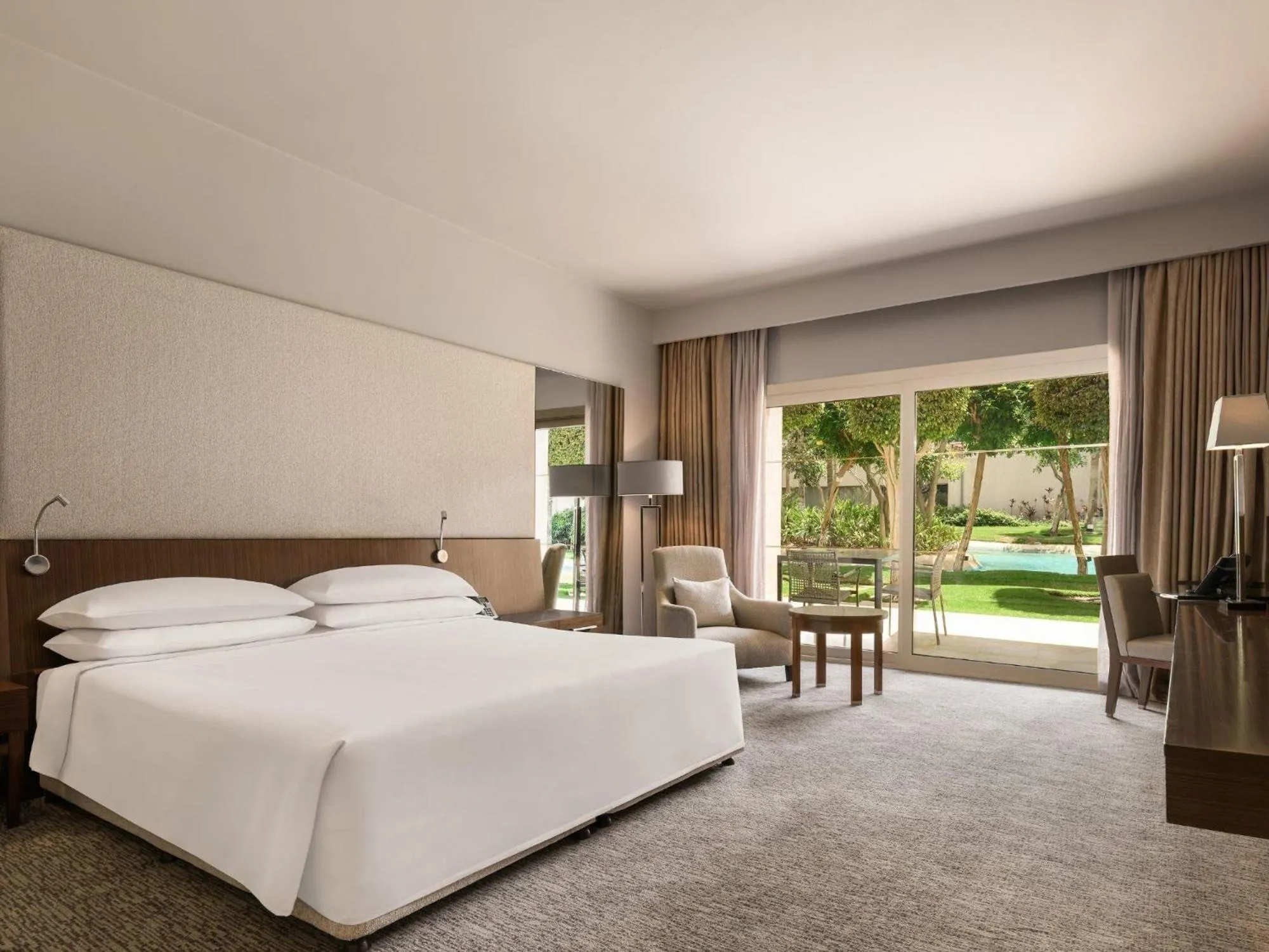 Bedroom, Bed in Dusit Thani LakeView Cairo