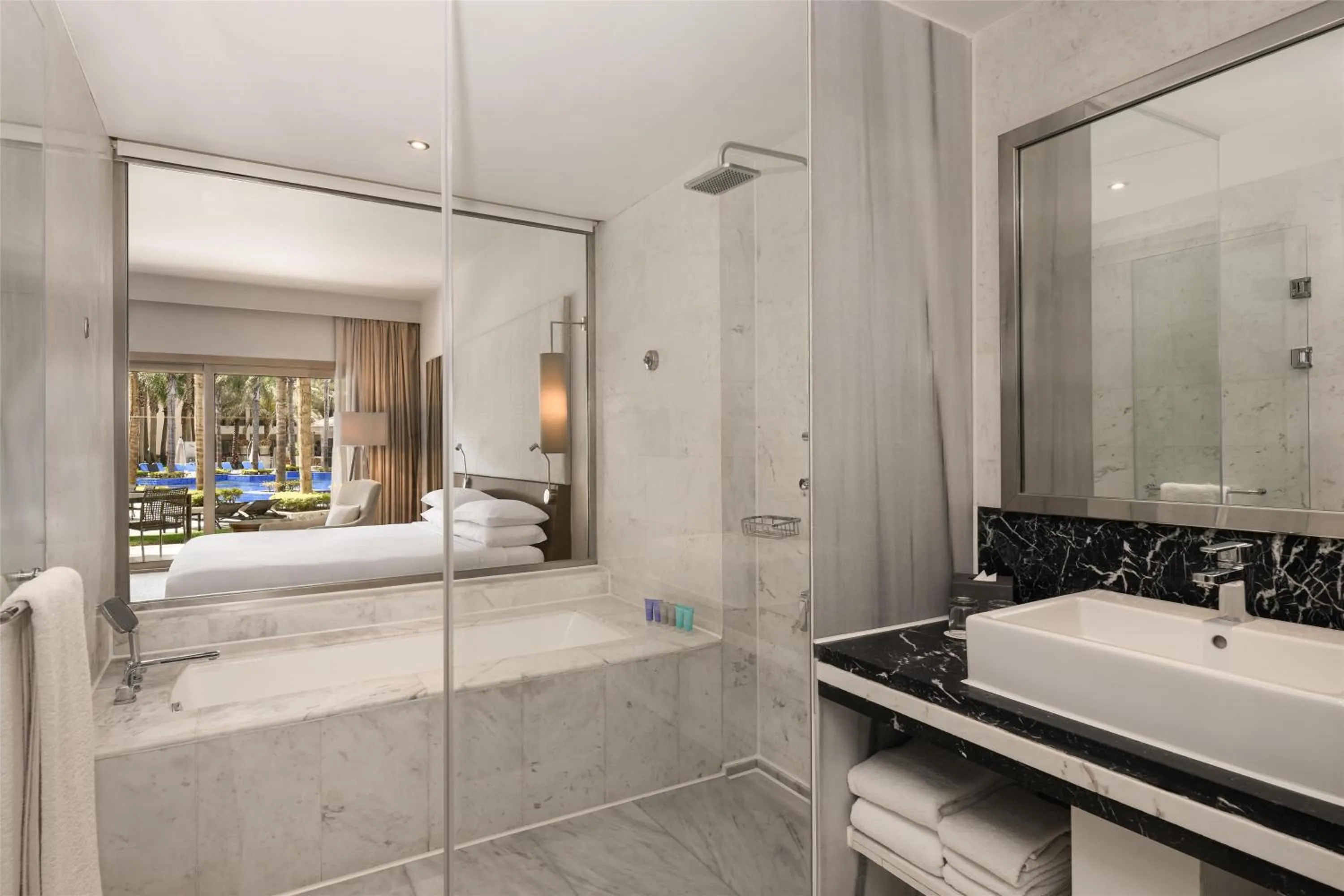 Bathroom, Bed in Dusit Thani LakeView Cairo