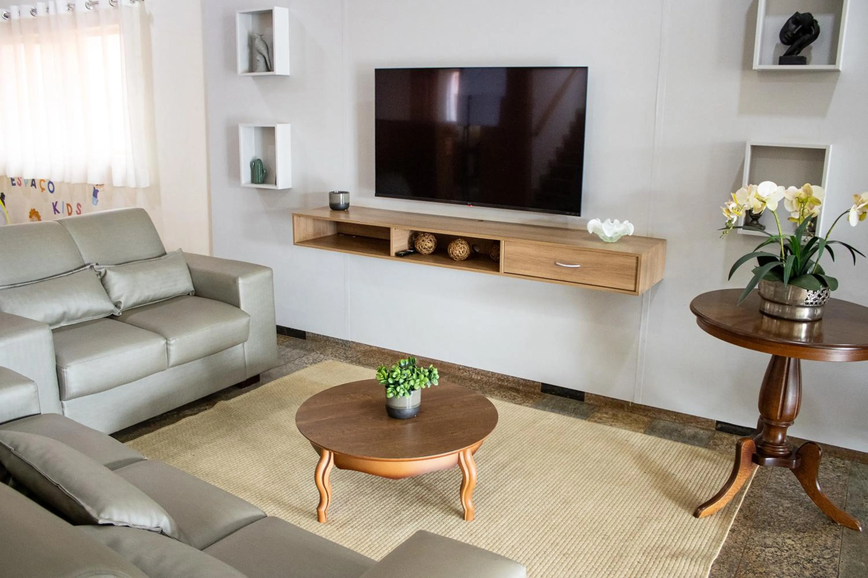 Living room in Hotel Dan Inn Barretos by Nacional Inn