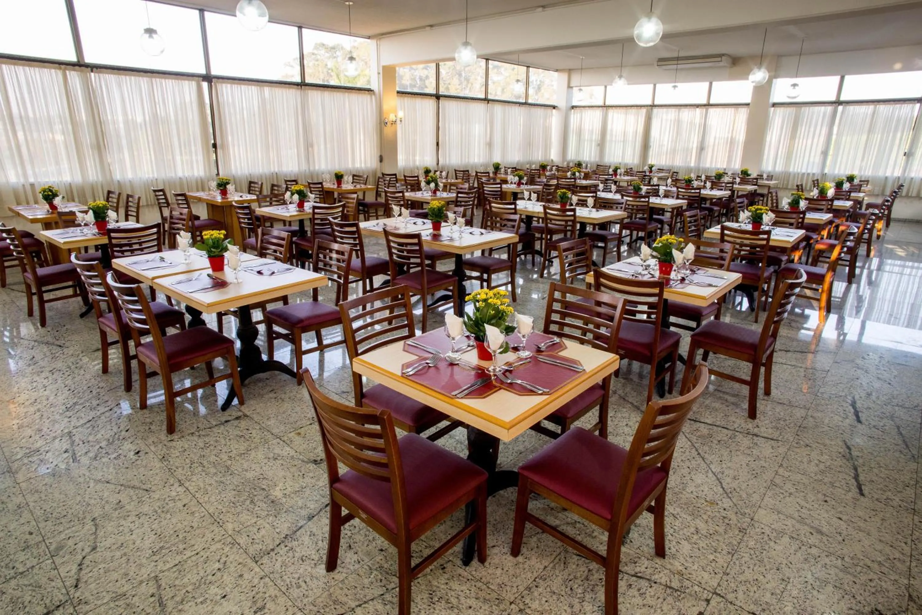 Restaurant/places to eat in Hotel Golden Park Campinas Viracopos By Nacional Inn