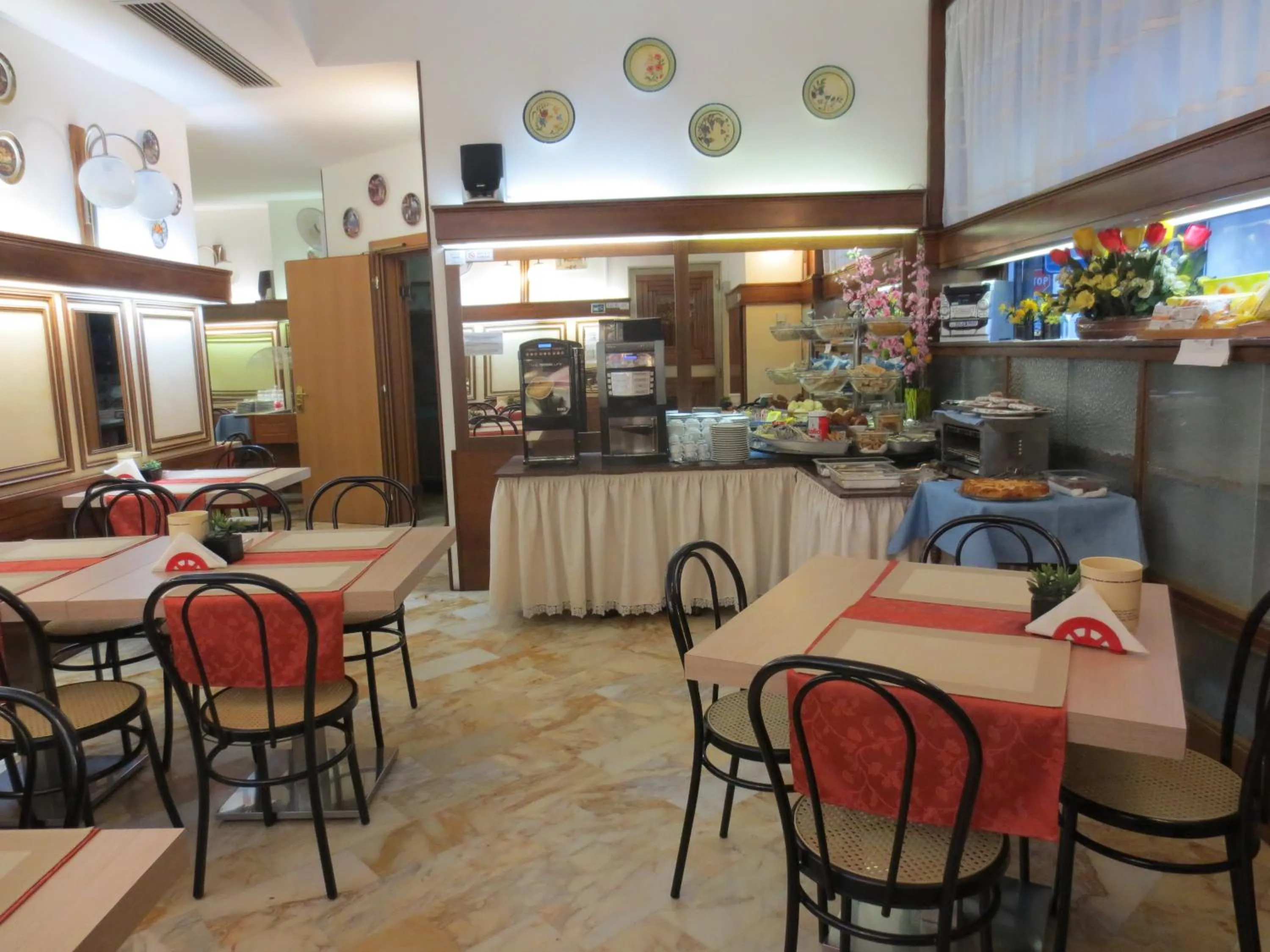 Restaurant/places to eat in Hotel Italia City Center