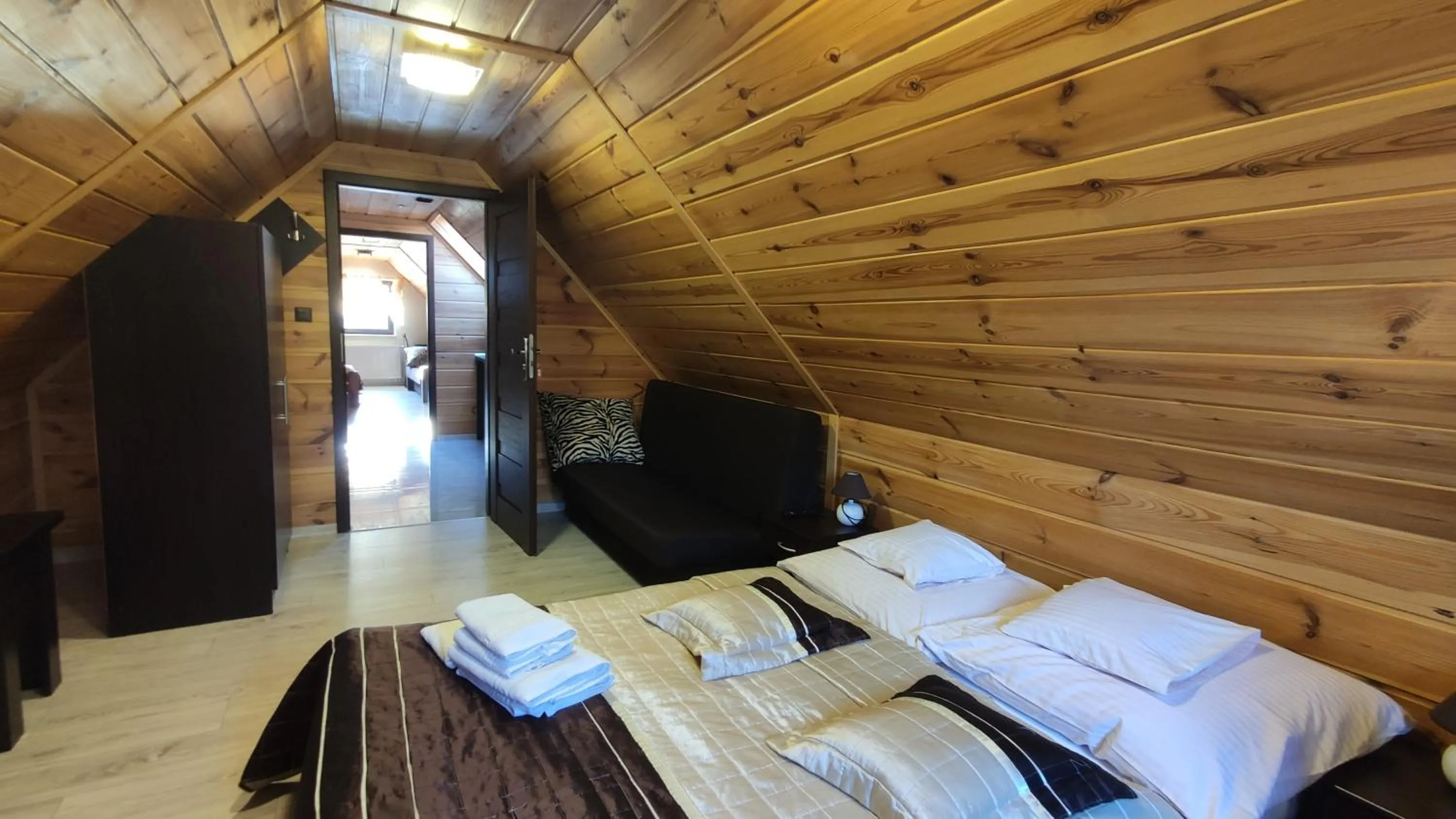 Photo of the whole room, Bed in Willa Amaretto