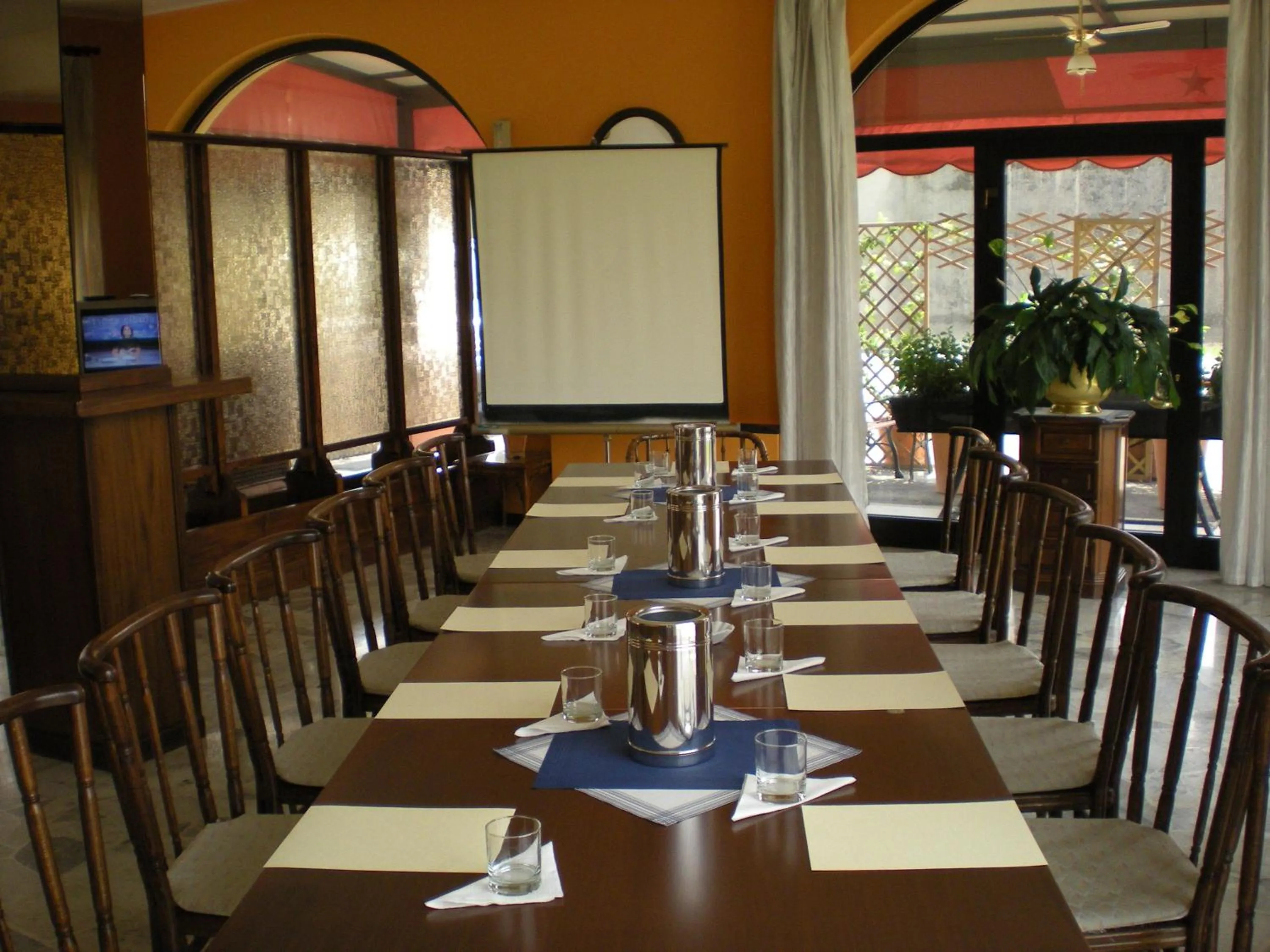 Restaurant/places to eat in Aer Hotel Malpensa