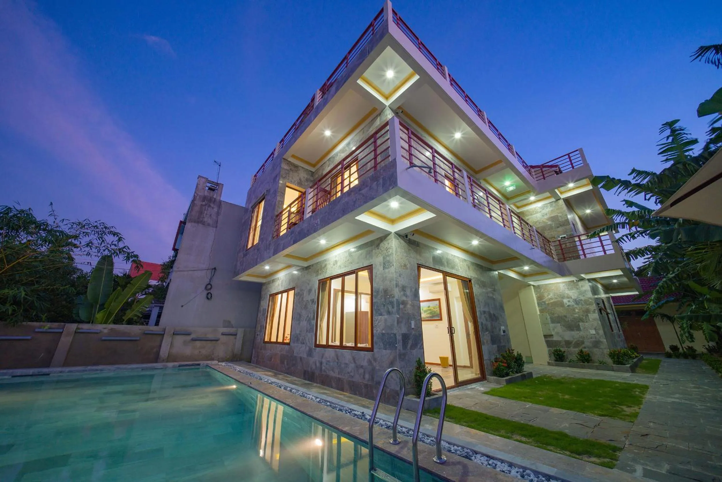 Swimming pool in Herbal Tea Homestay