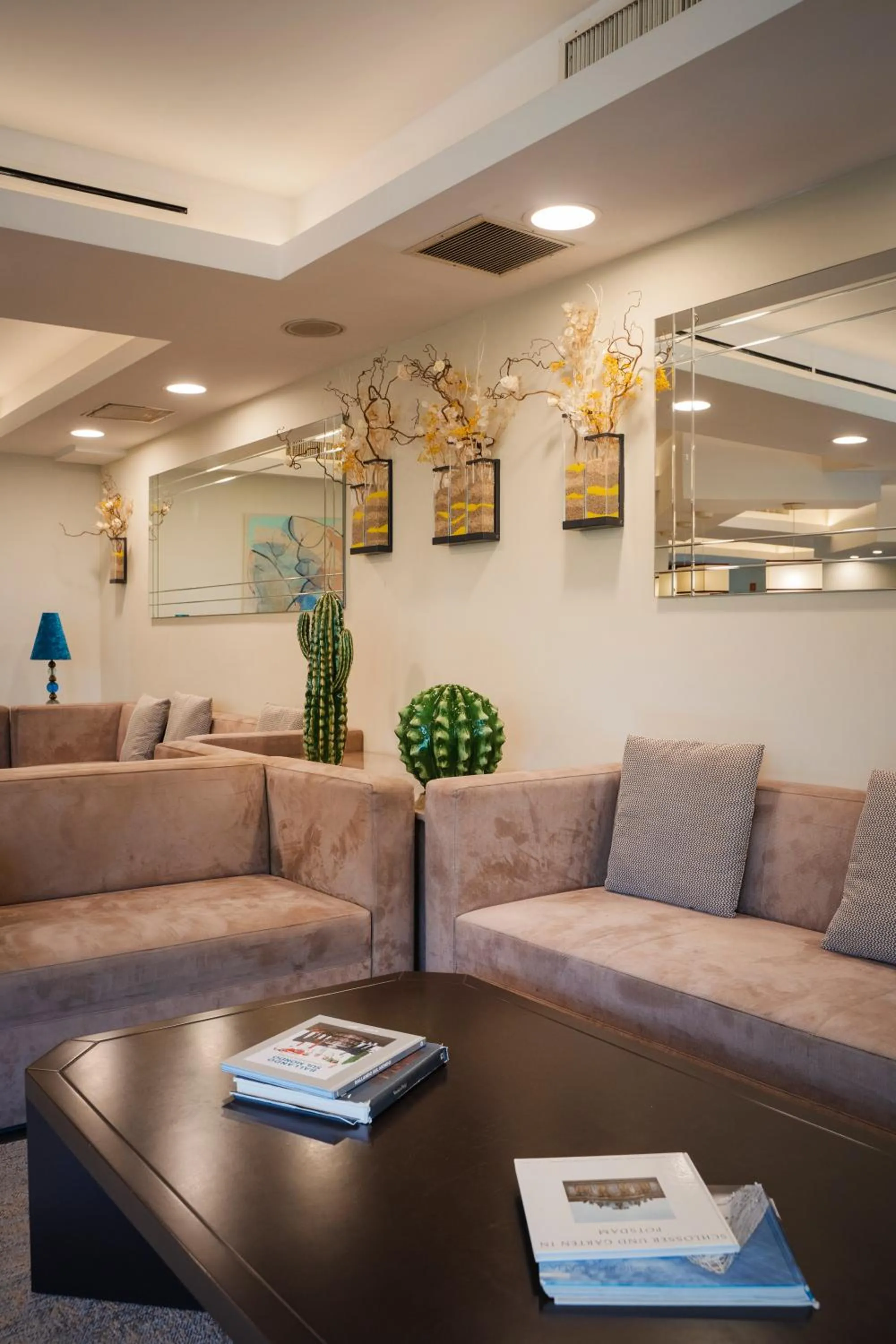 Communal lounge/ TV room in Hotel Villa Maria Regina