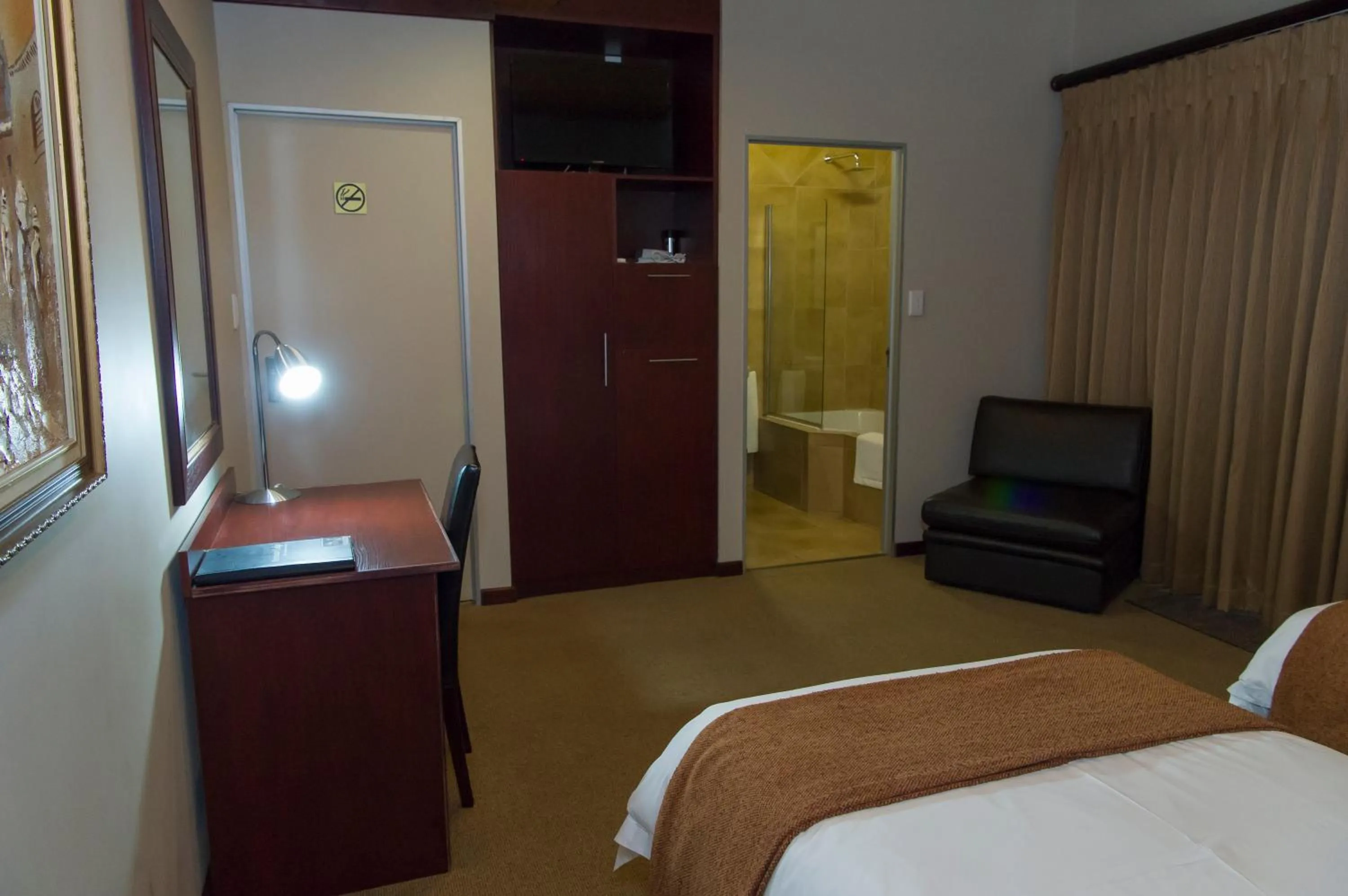 Photo of the whole room, Bed in Bayswater Lodge