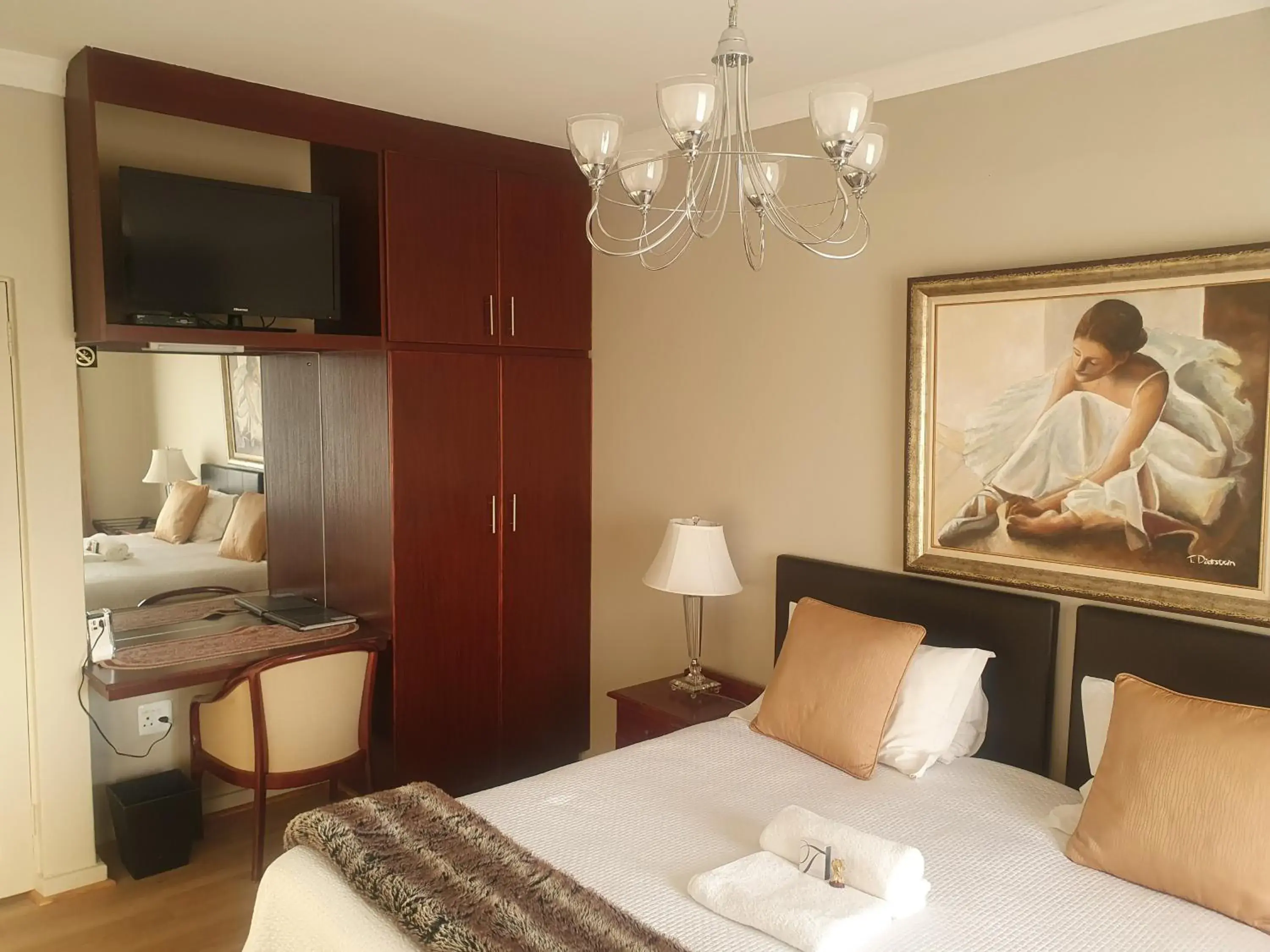 Queen Room - First Floor Room 5 in Bayswater Lodge Queen Room - First Floor Room 5 in Bayswater Lodge