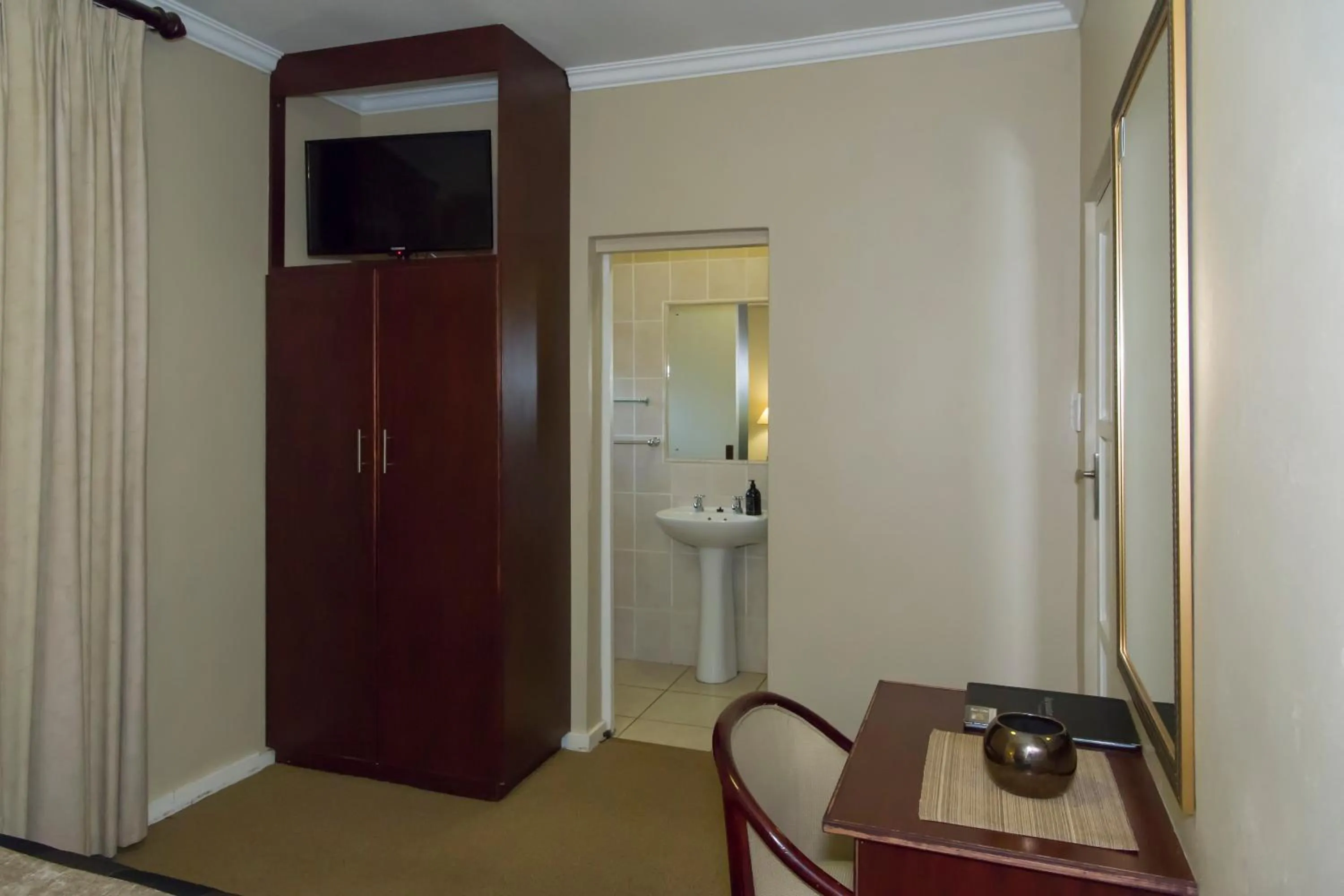 Photo of the whole room in Bayswater Lodge