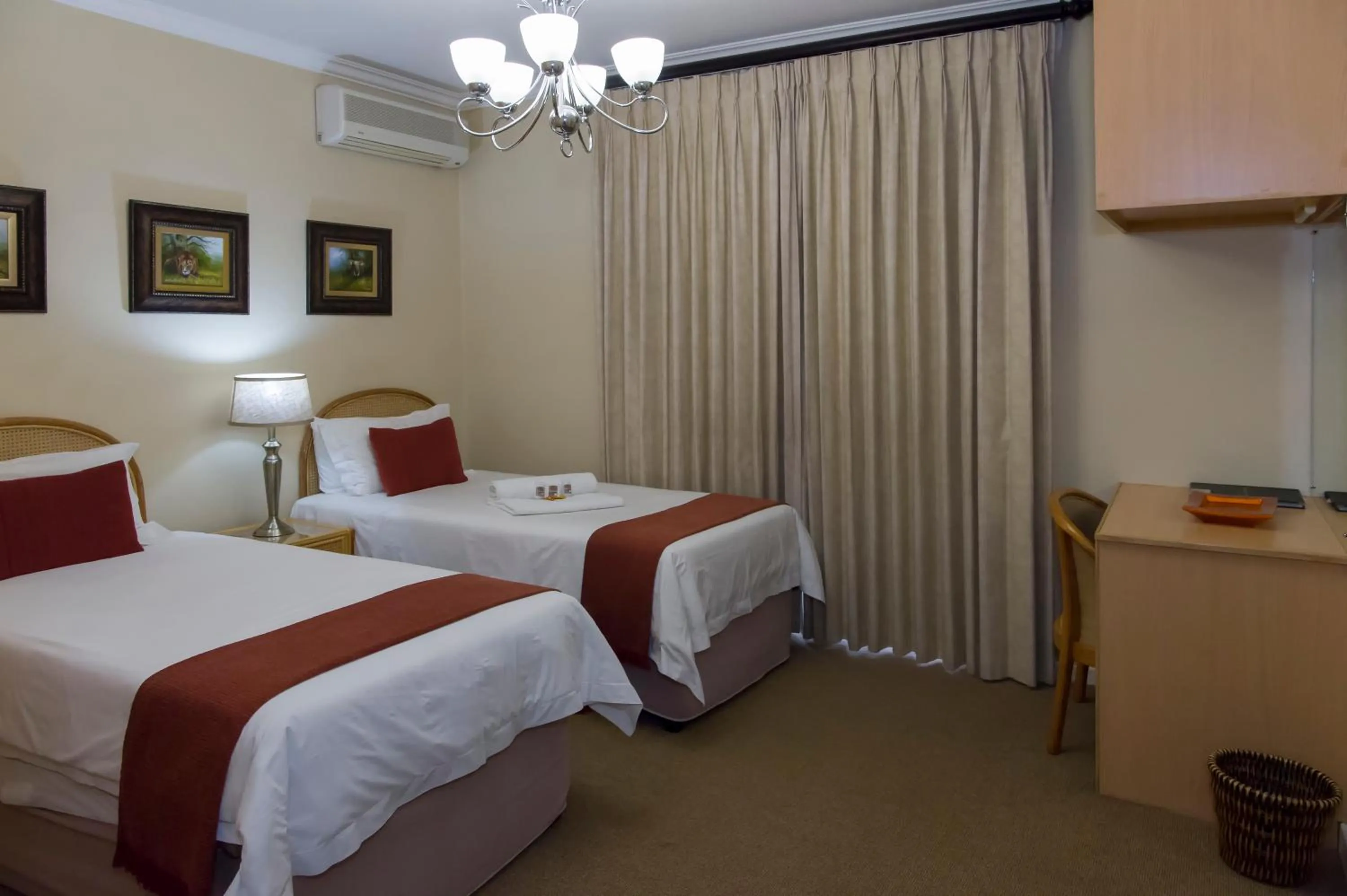 Photo of the whole room, Bed in Bayswater Lodge