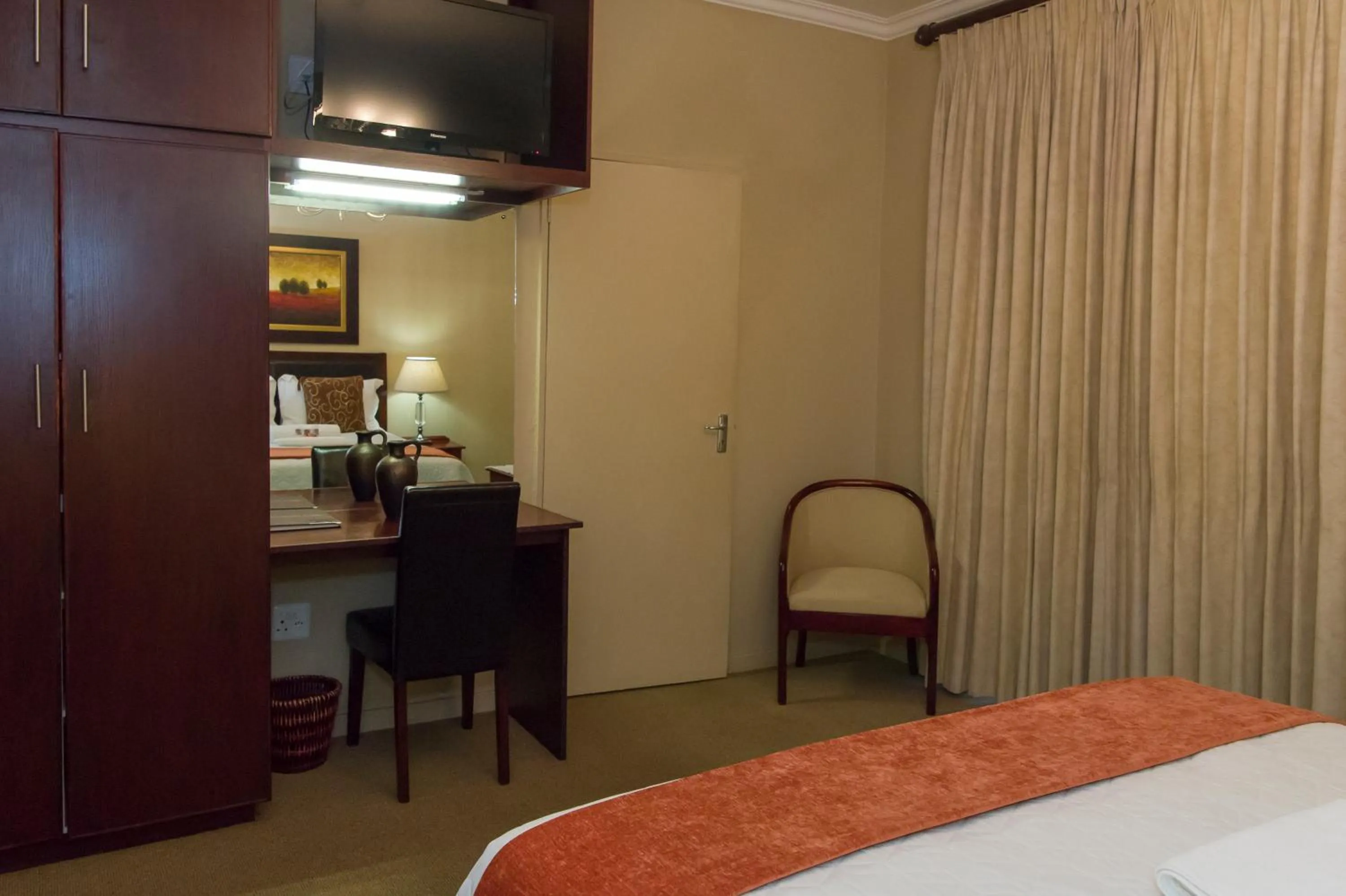 Photo of the whole room, Bed in Bayswater Lodge