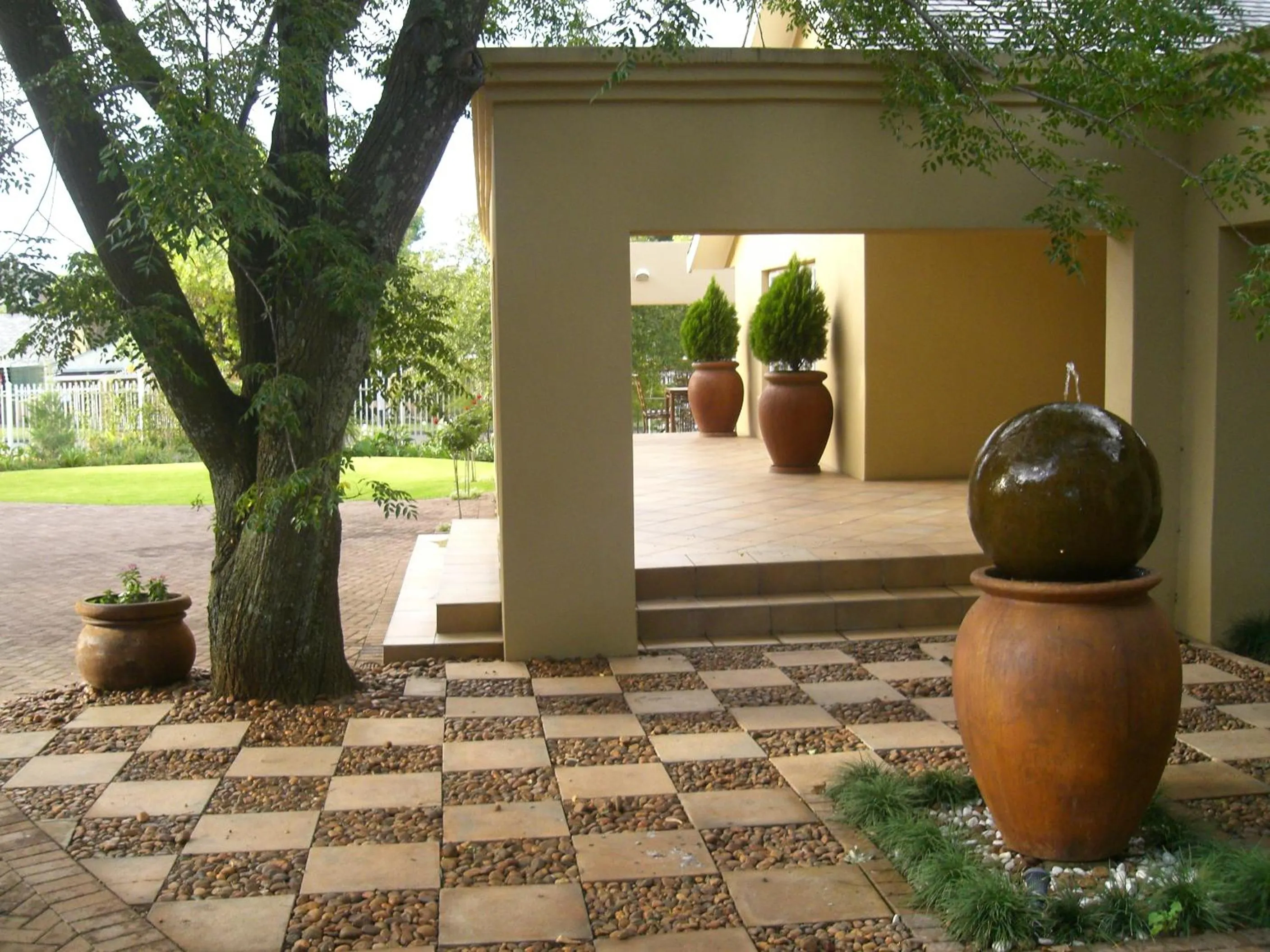 Facade/entrance in Bayswater Lodge