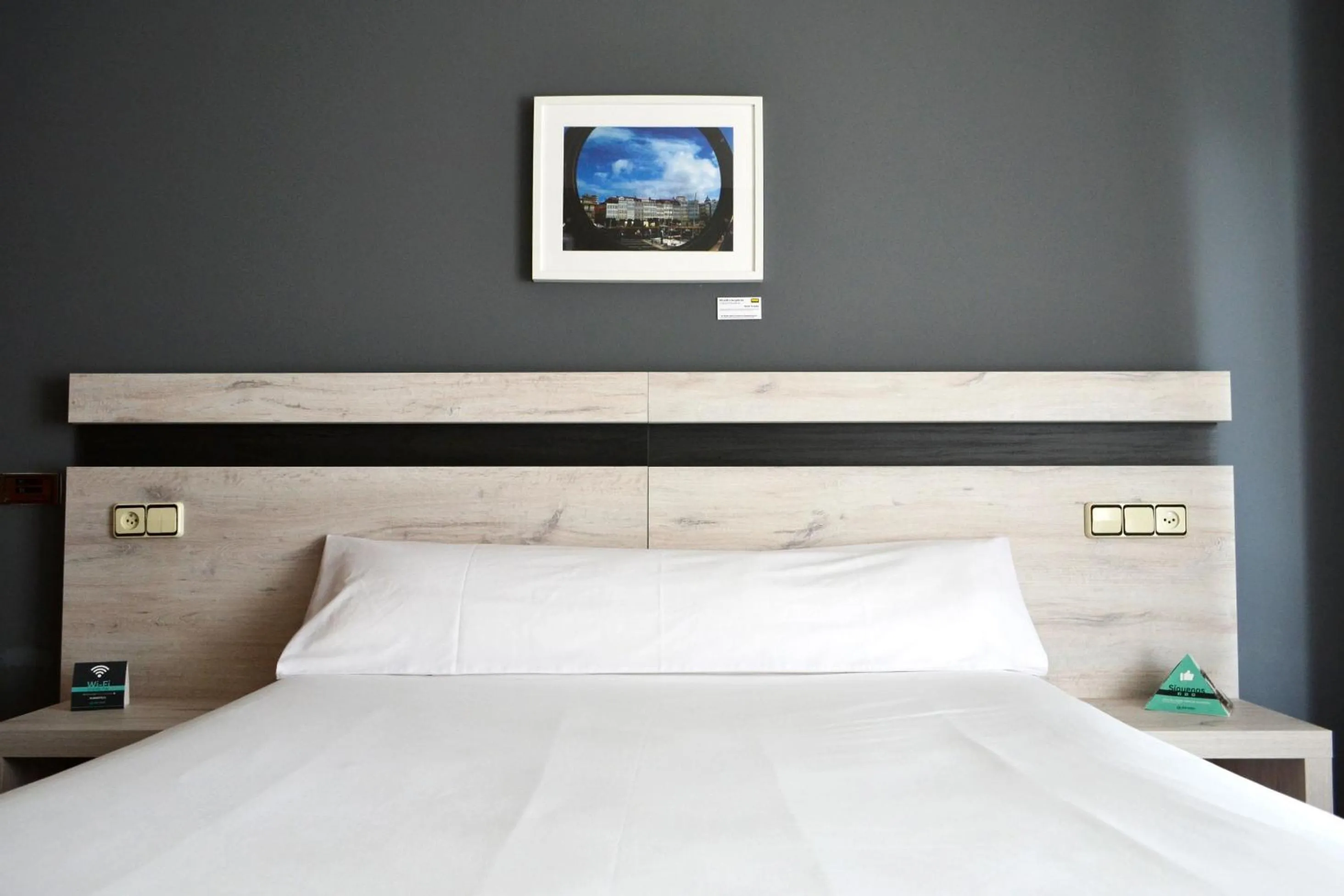 Photo of the whole room, Bed in Alda Puerta Coruña