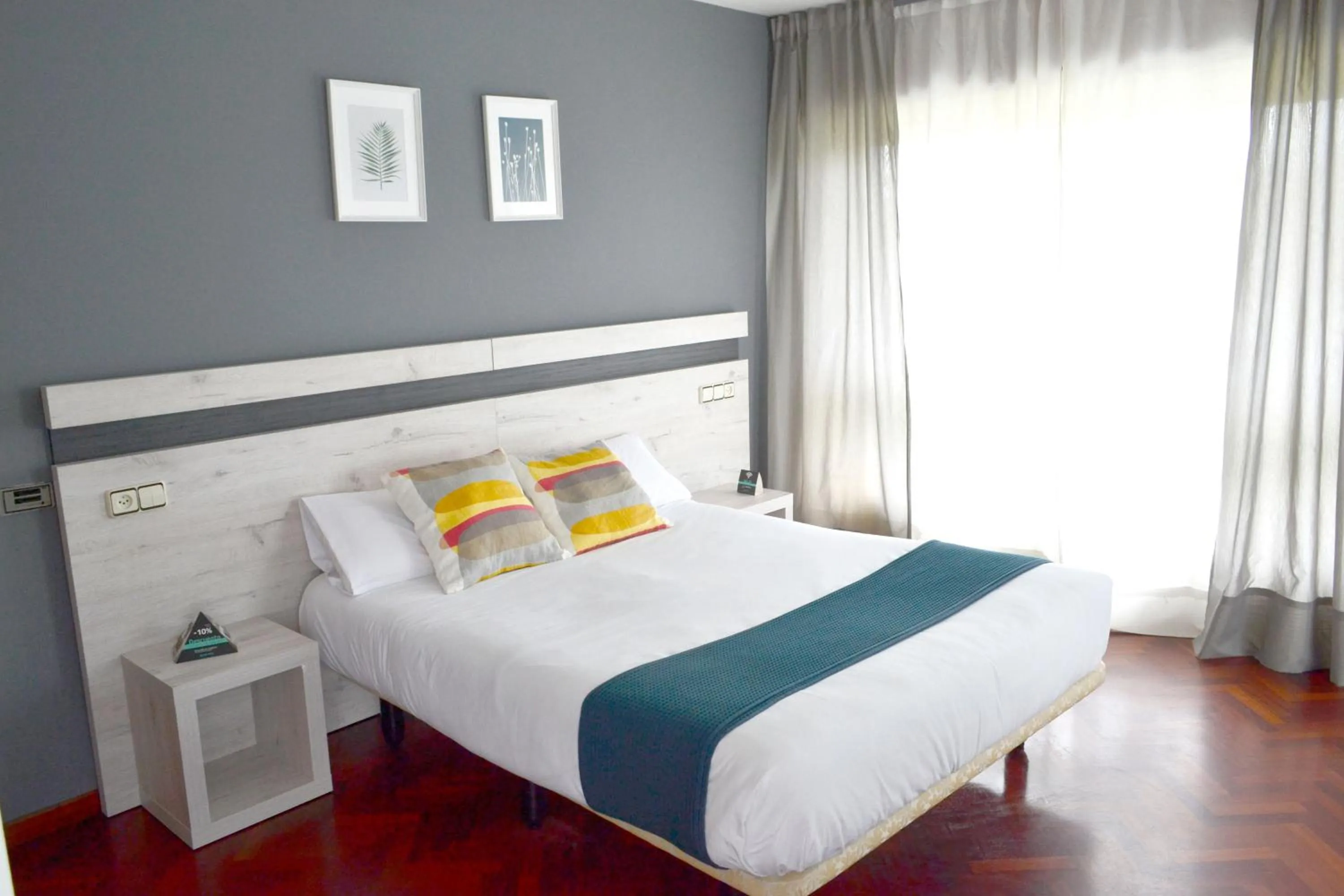 Photo of the whole room, Bed in Alda Puerta Coruña