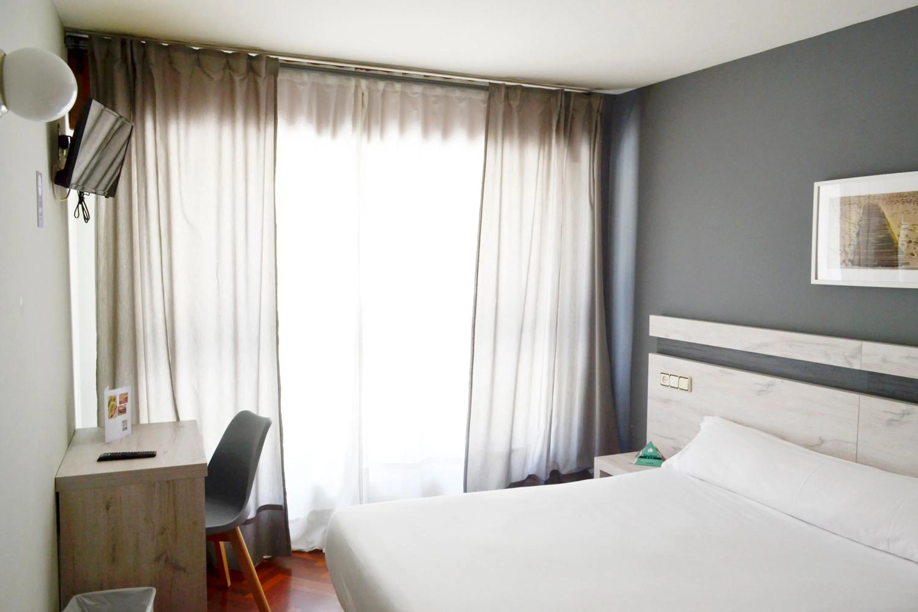 TV and multimedia, Bed in Alda Puerta Coruña