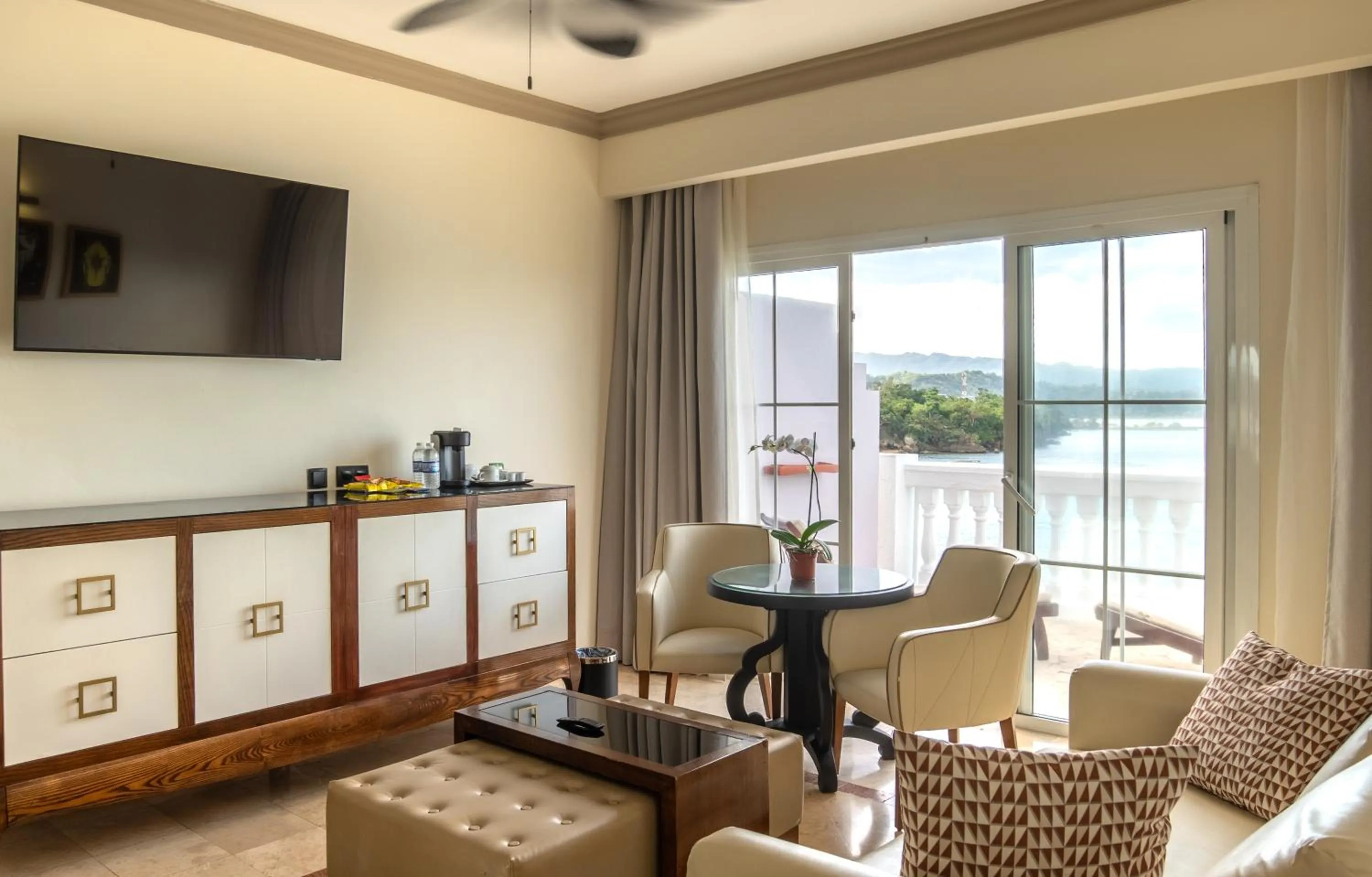 Living room in Grand Palladium Lady Hamilton Resort & Spa - All Inclusive