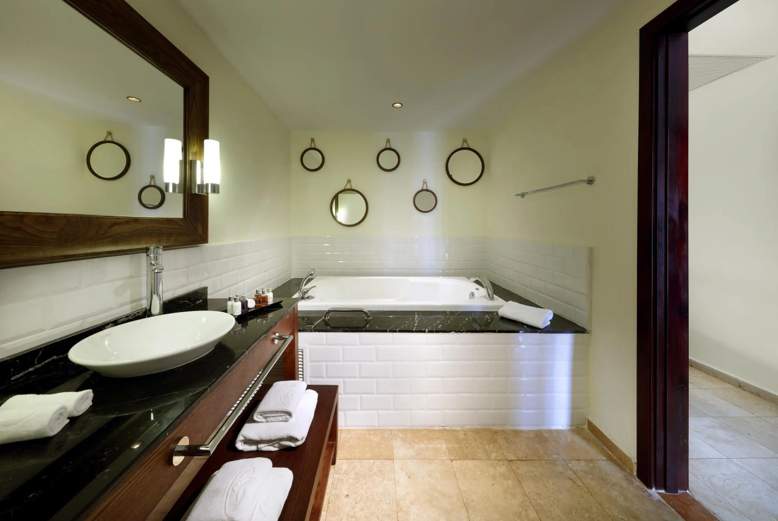 Bathroom, Bed in Grand Palladium Lady Hamilton Resort & Spa - All Inclusive
