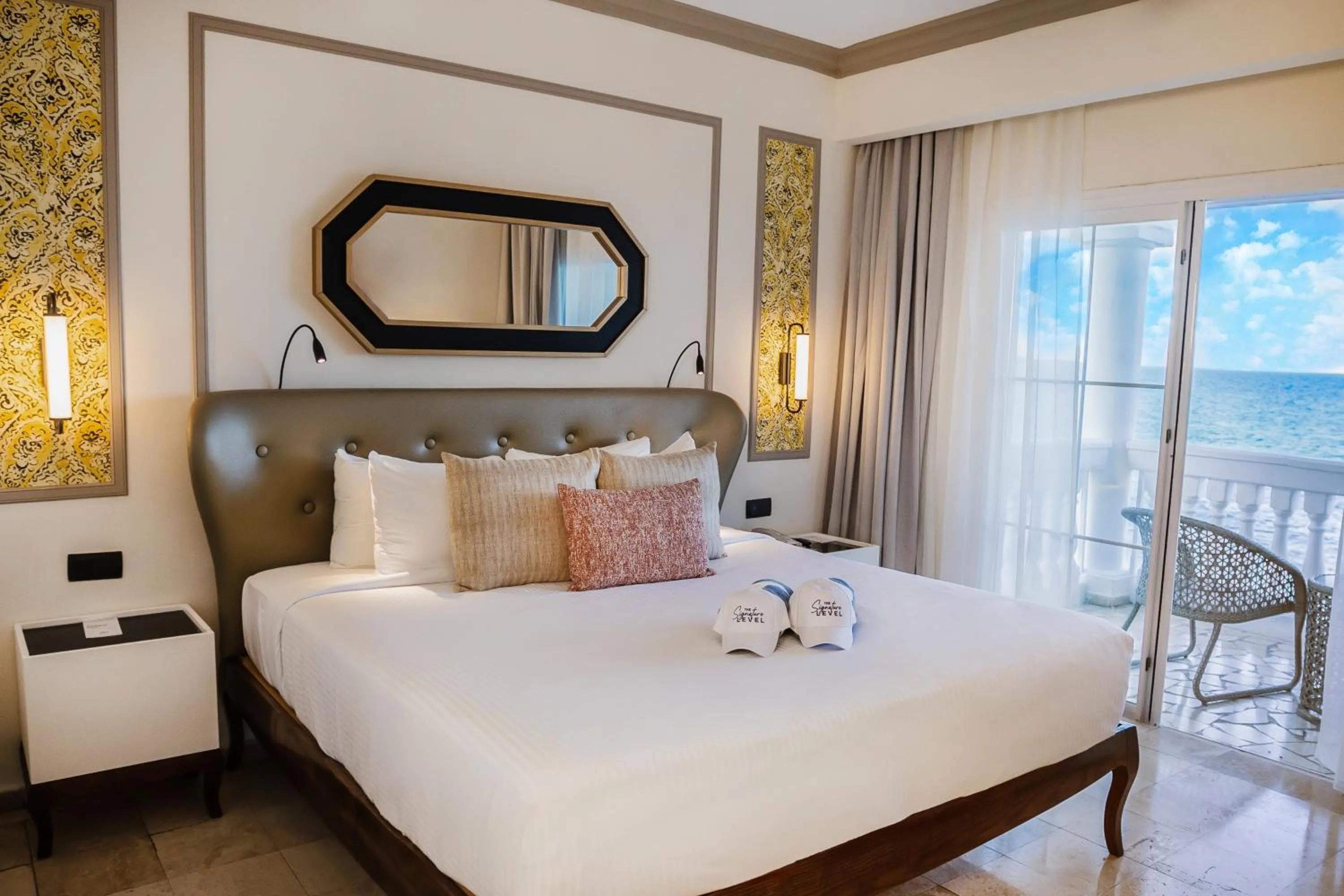 Bedroom, Bed in Grand Palladium Lady Hamilton Resort & Spa - All Inclusive