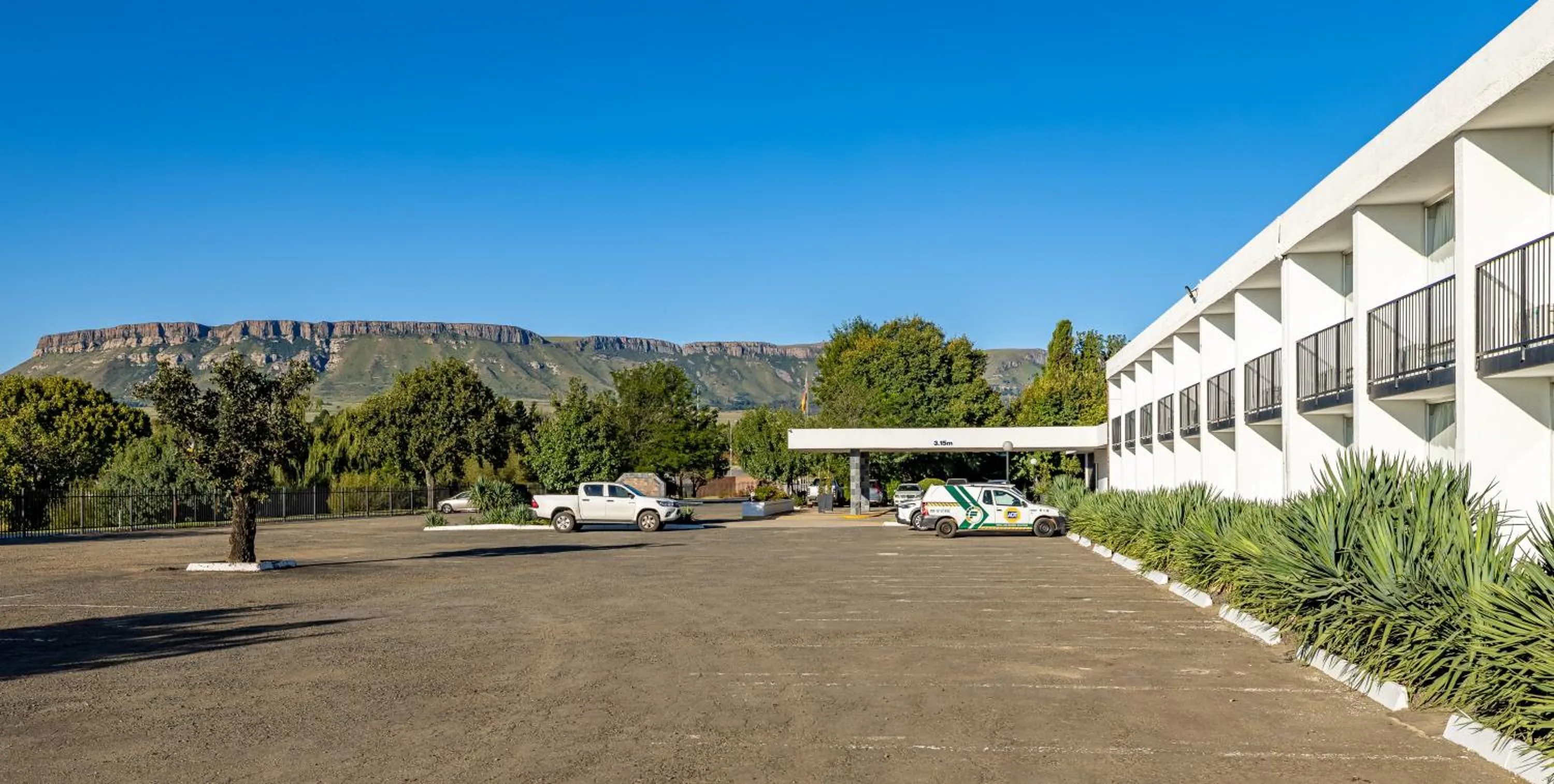Property building in African Sky Harrismith Inn