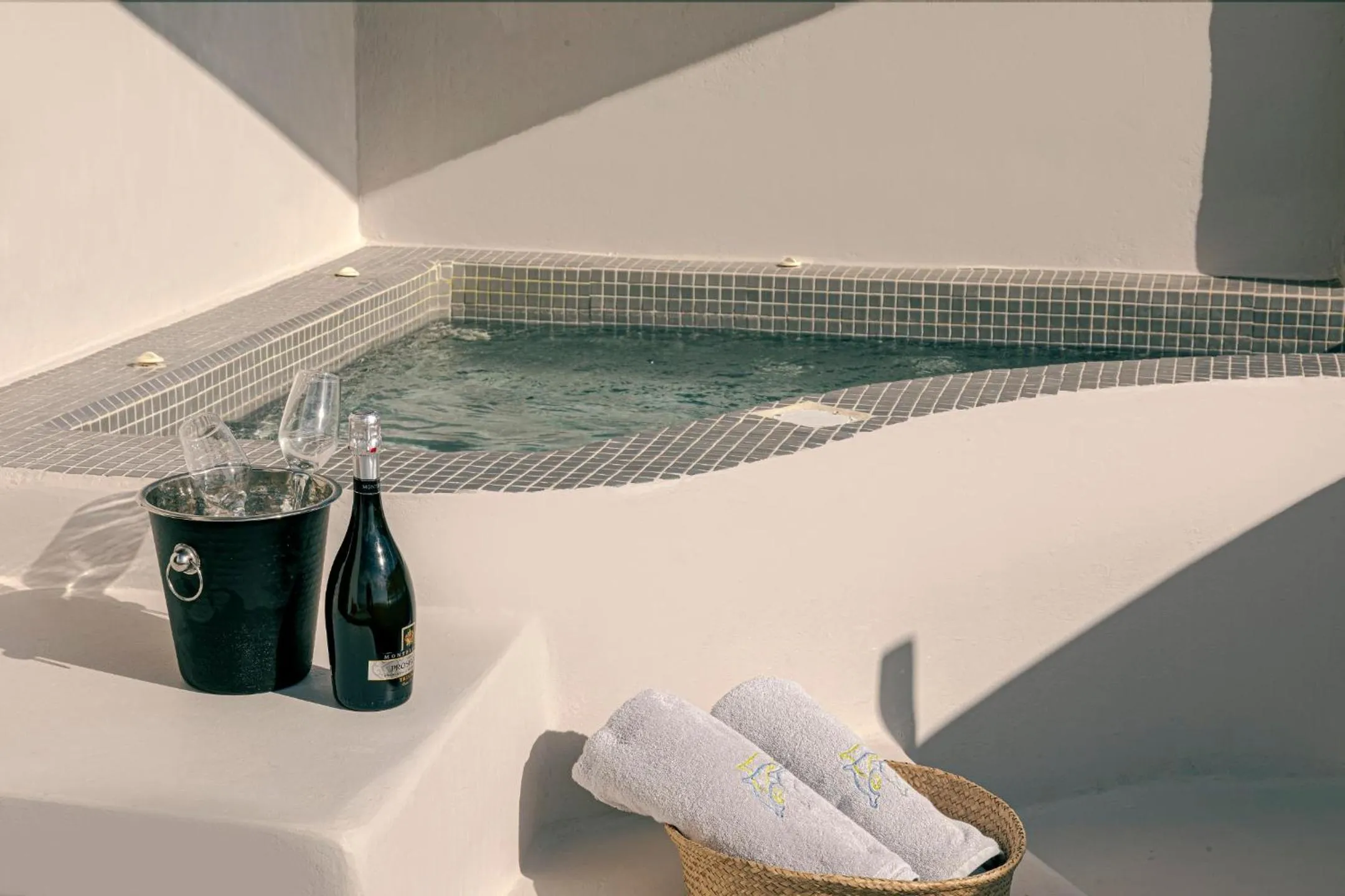 Hot Tub in Grand View - Megalochori Santorini