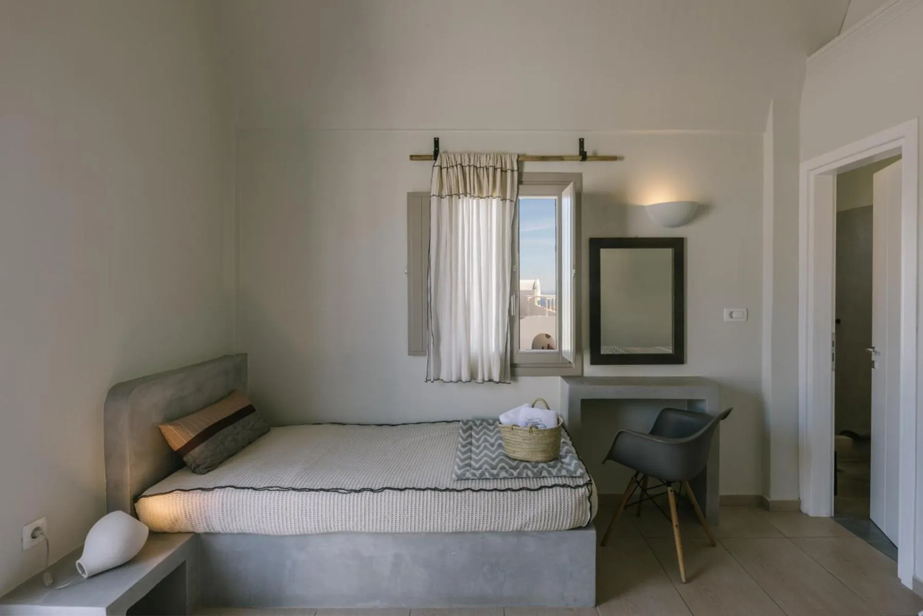 Bed in Grand View - Megalochori Santorini