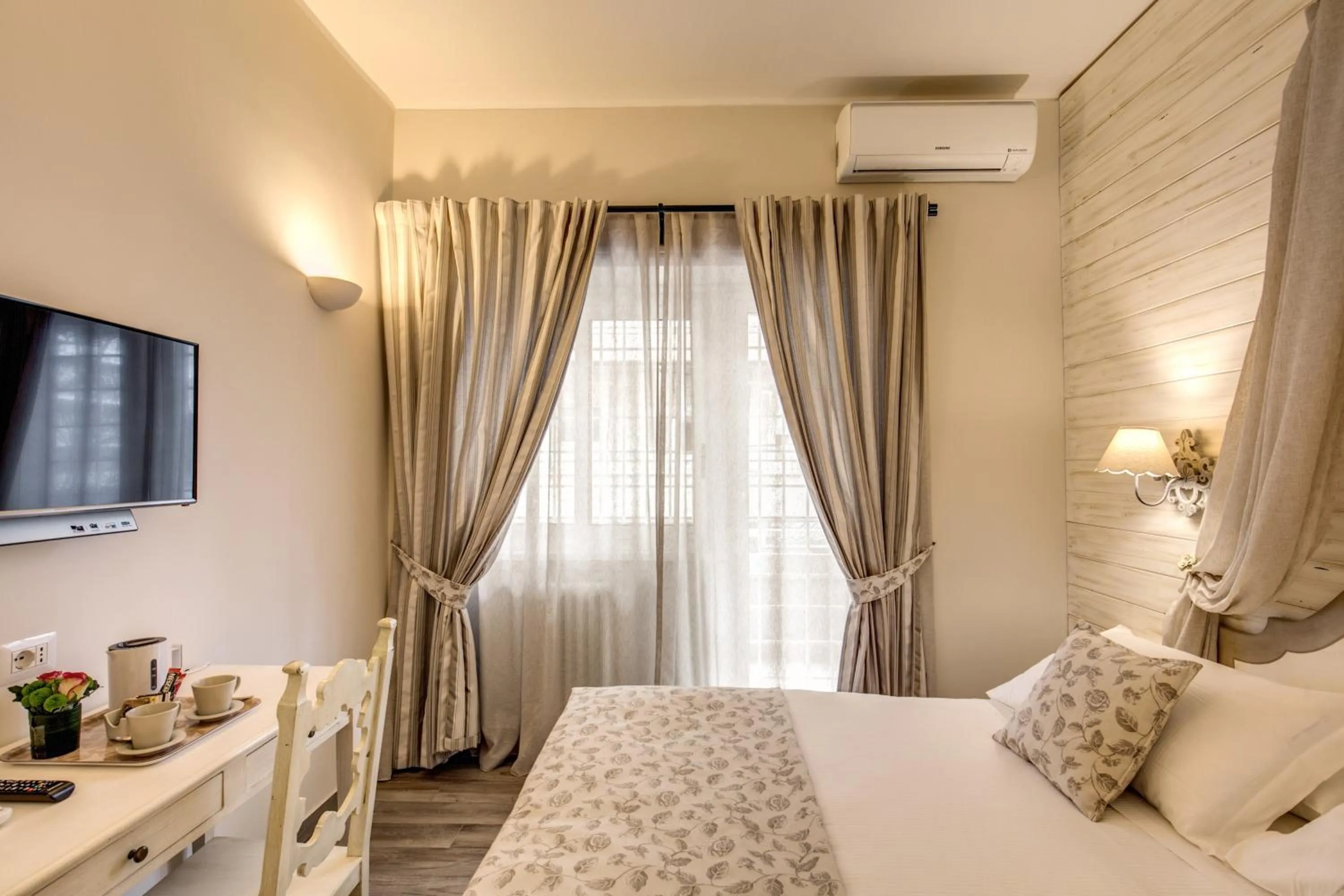 Property building, Bed in Casa Mia Vaticano Guest House