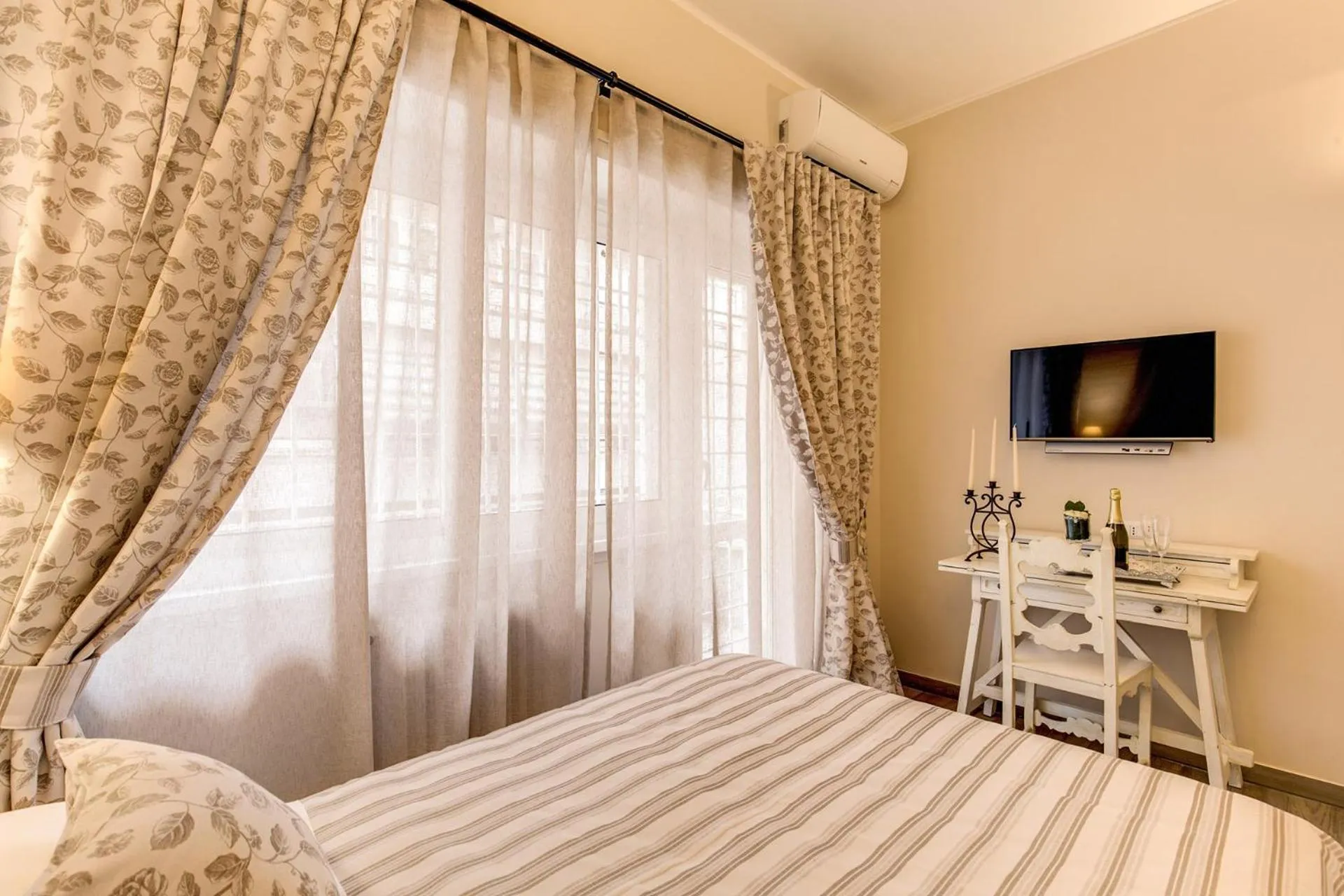 Photo of the whole room, Bed in Casa Mia Vaticano Guest House
