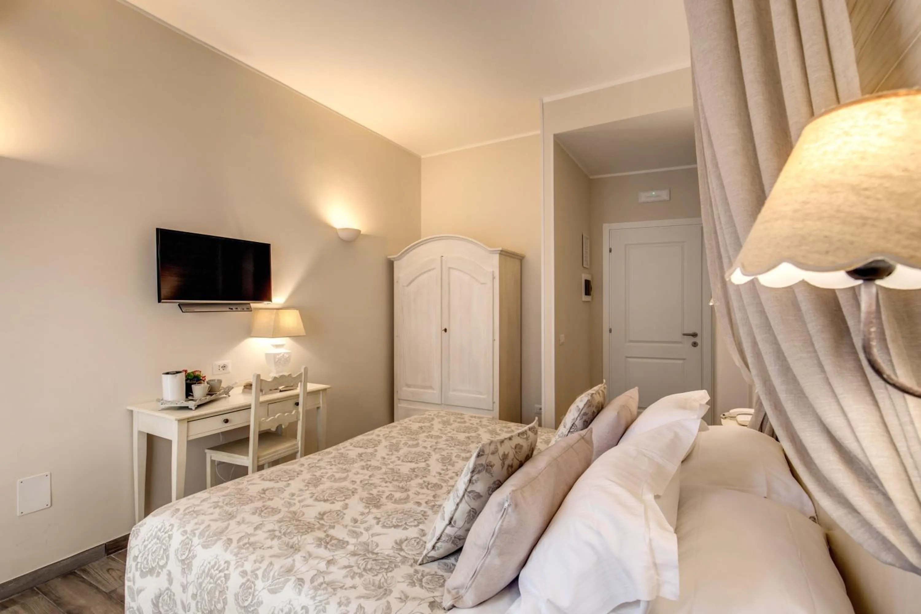 Property building, Bed in Casa Mia Vaticano Guest House