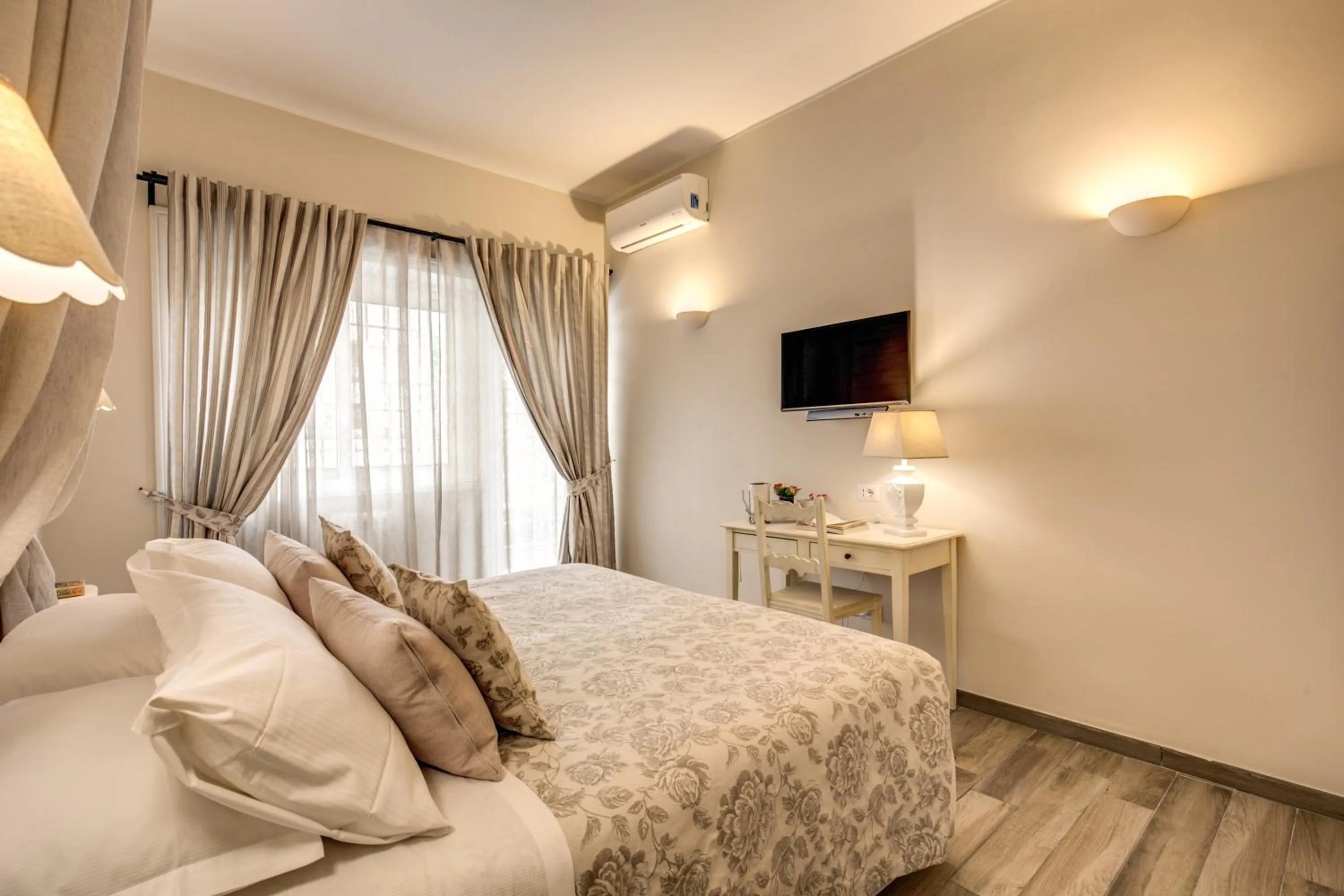 Property building, Bed in Casa Mia Vaticano Guest House