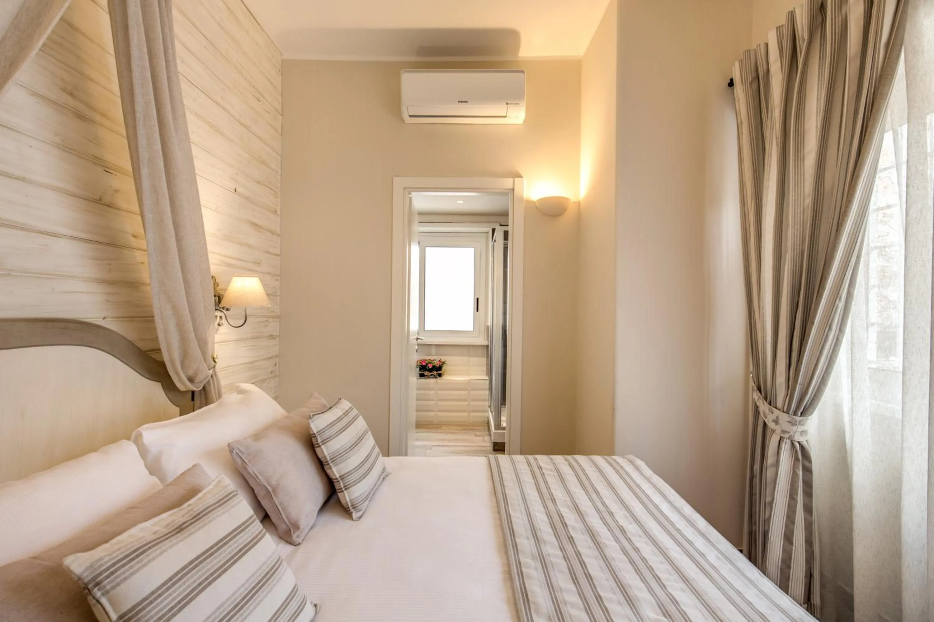 Property building, Bed in Casa Mia Vaticano Guest House