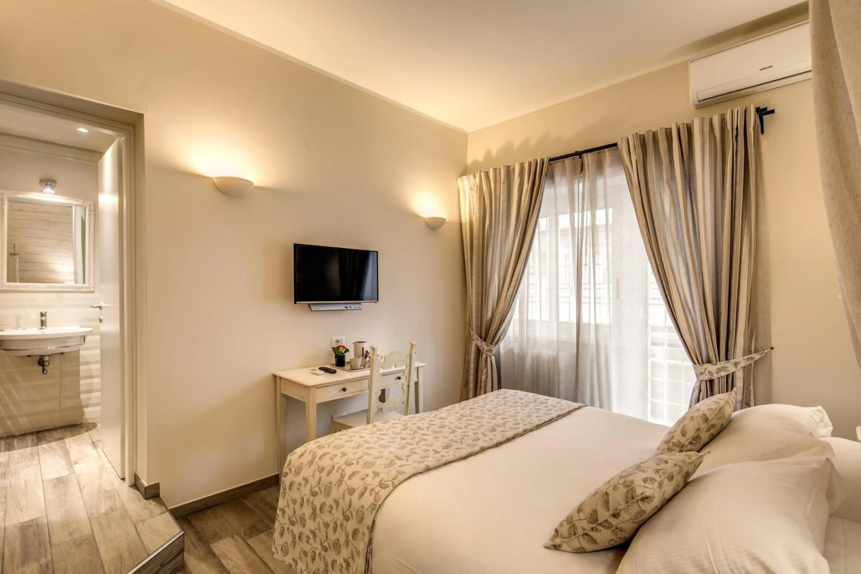 Property building, Bed in Casa Mia Vaticano Guest House