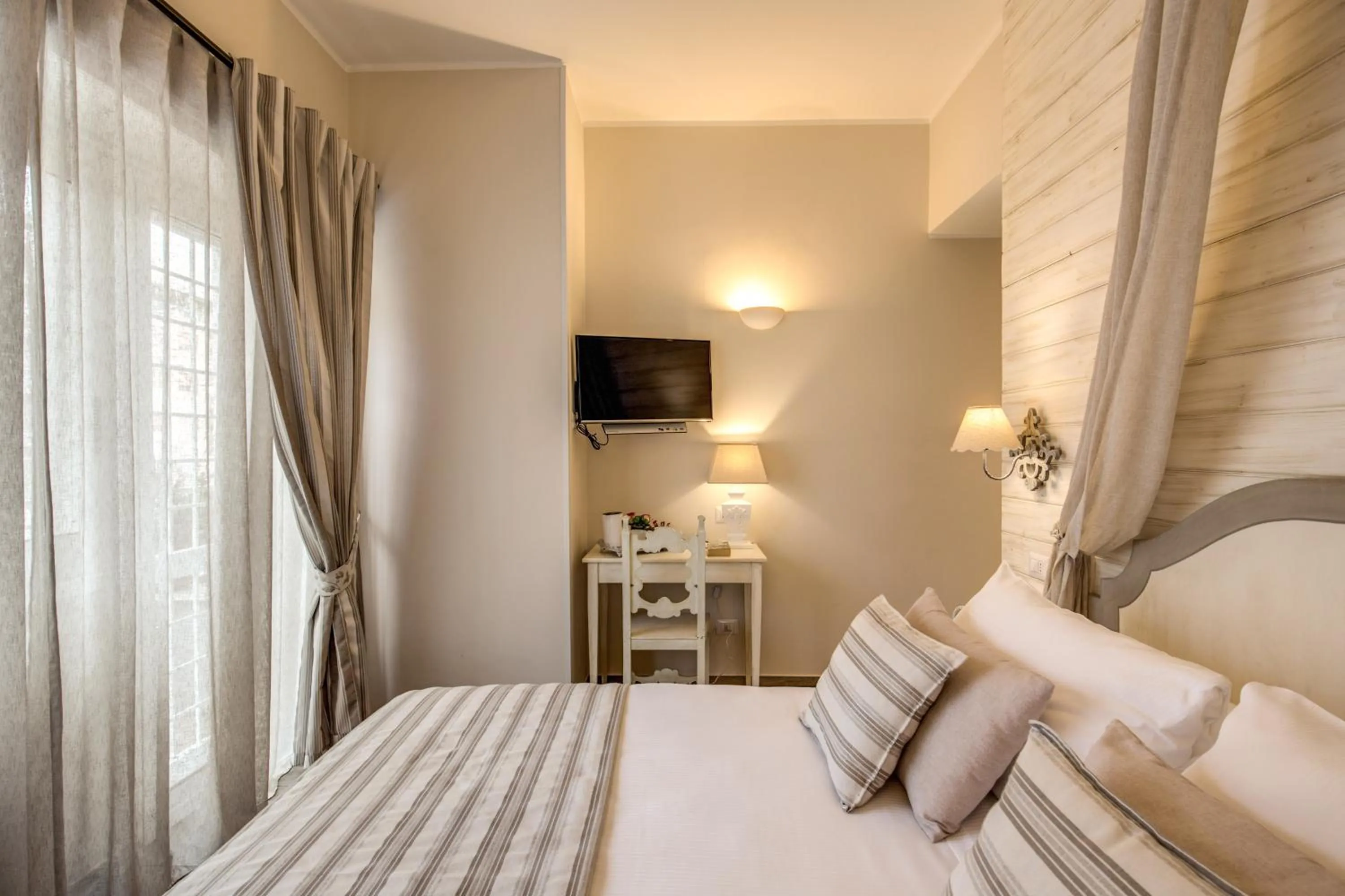 Property building, Bed in Casa Mia Vaticano Guest House