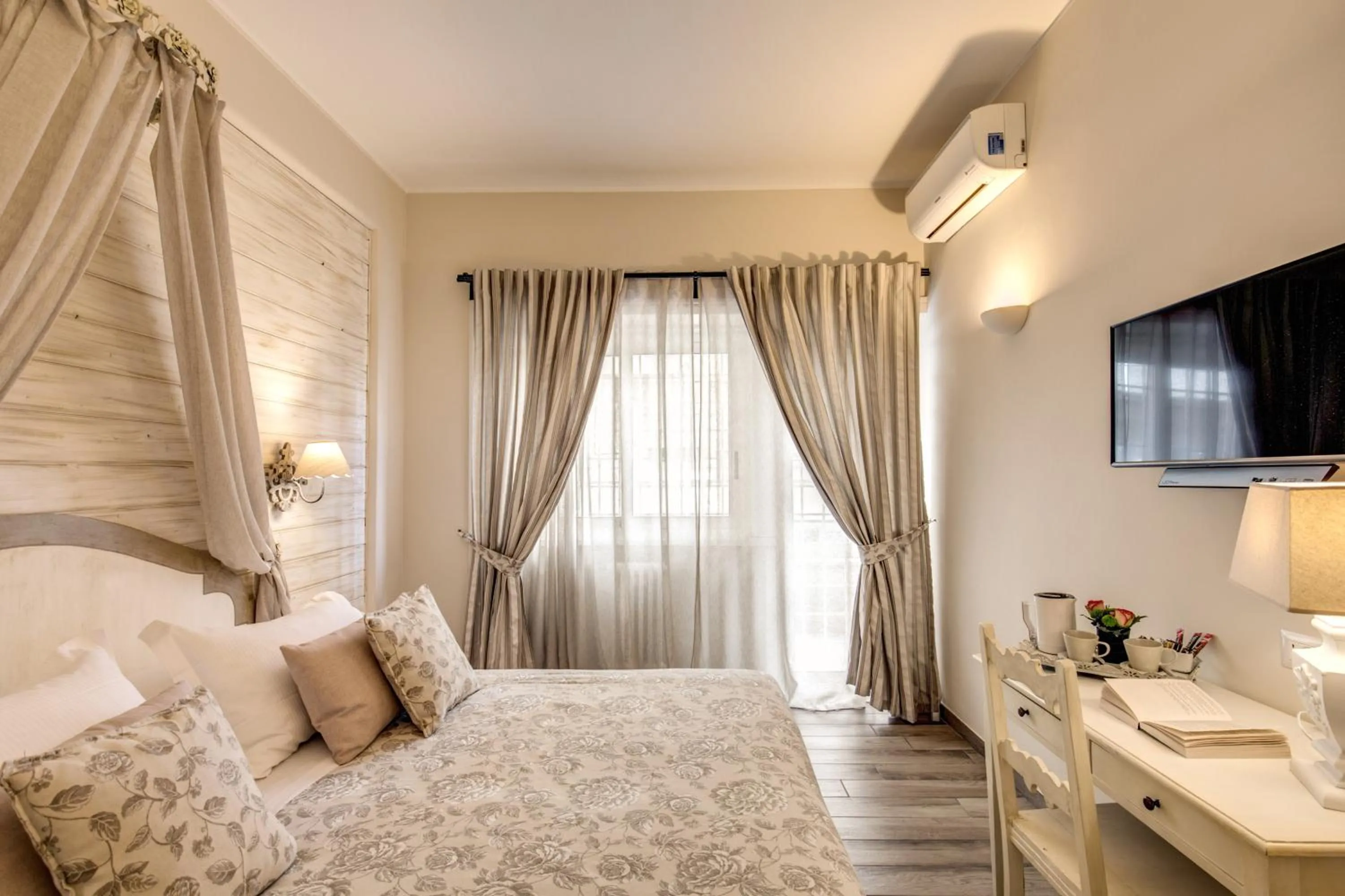 Property building, Bed in Casa Mia Vaticano Guest House