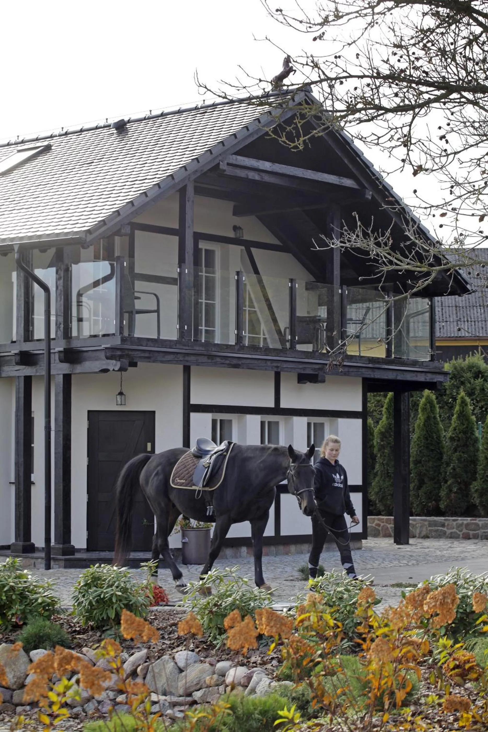 Facade/entrance in Estancja Mezowo