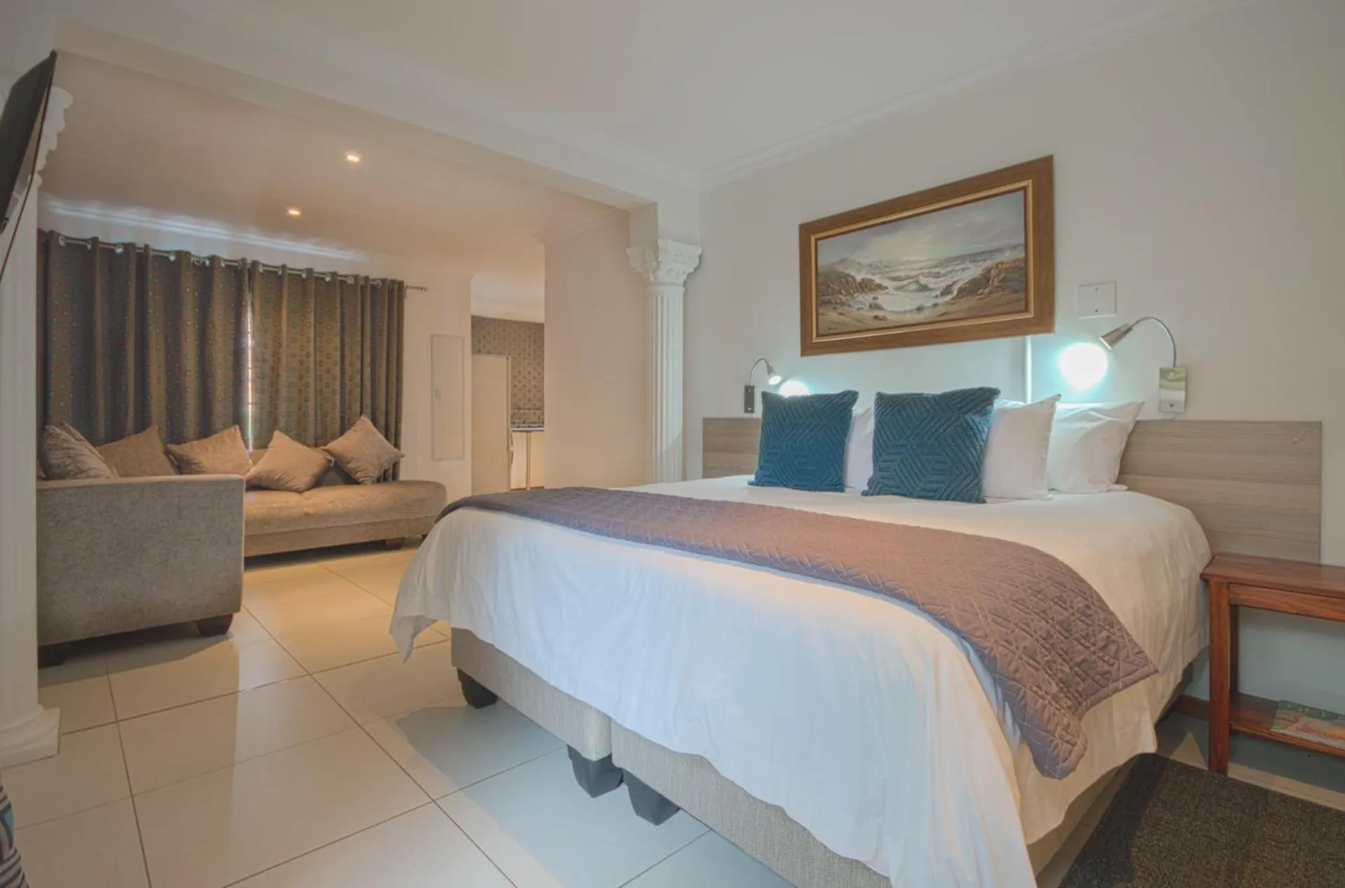 Photo of the whole room, Bed in President Lodge