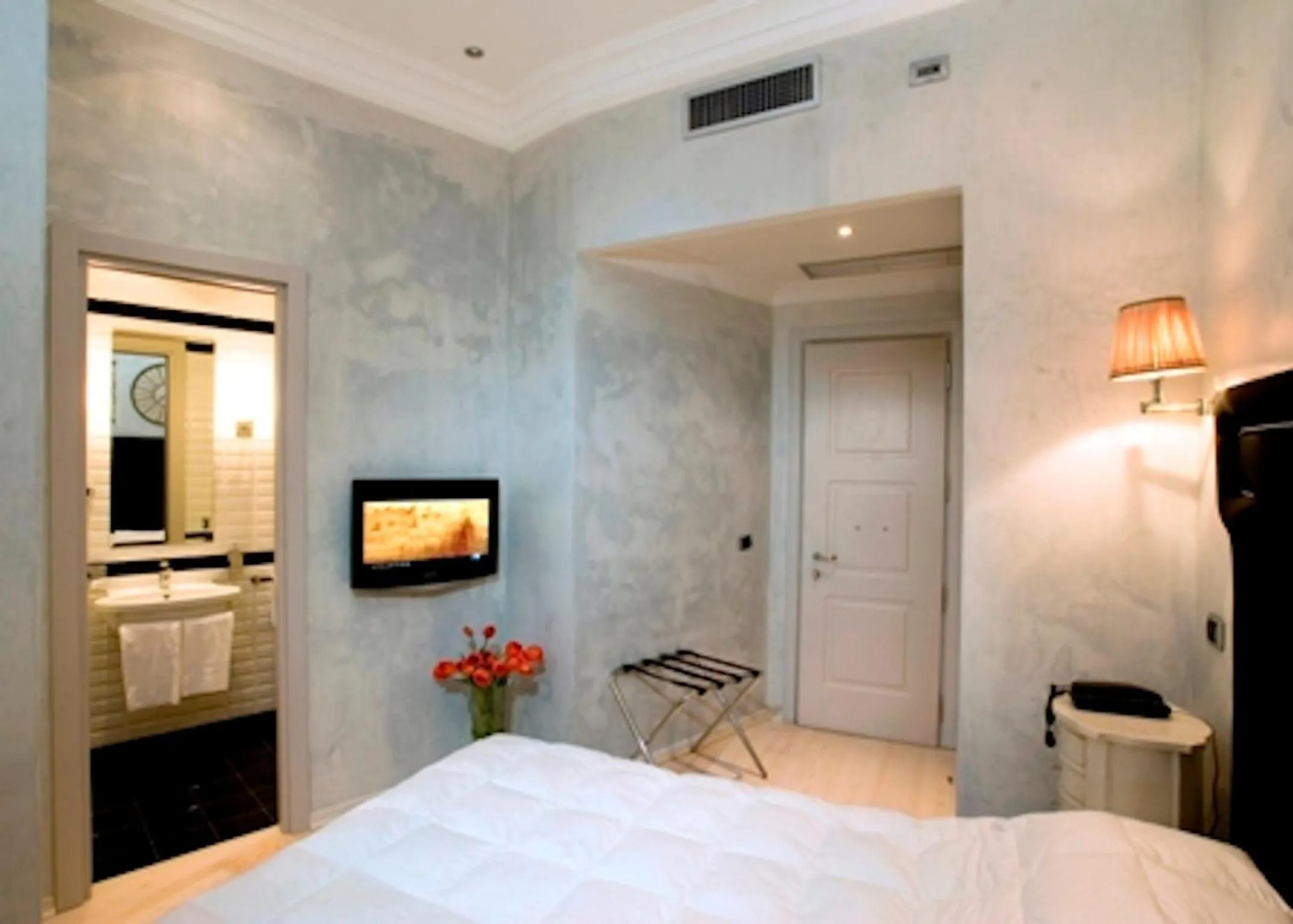 Bathroom, Bed in MDM Guesthouse