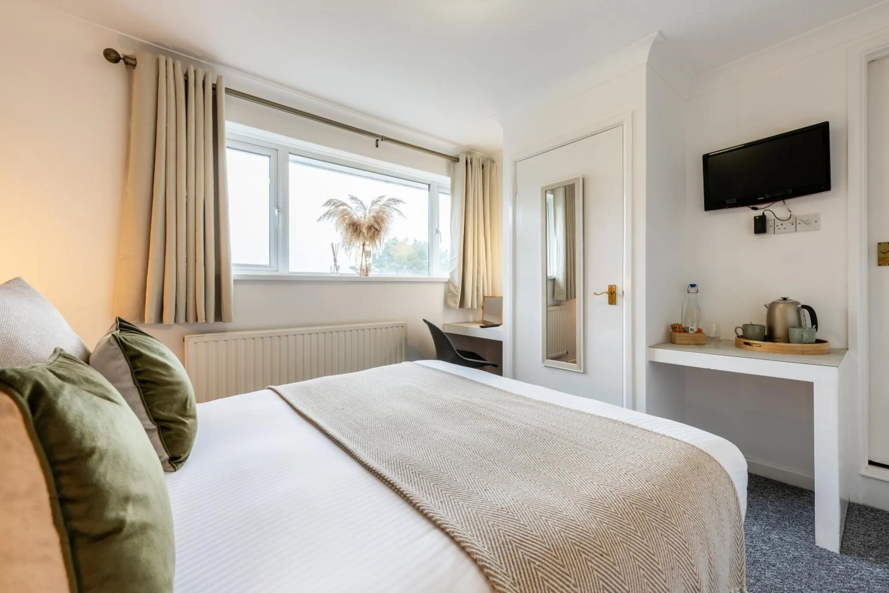 Bedroom, Bed in Inn For All Seasons