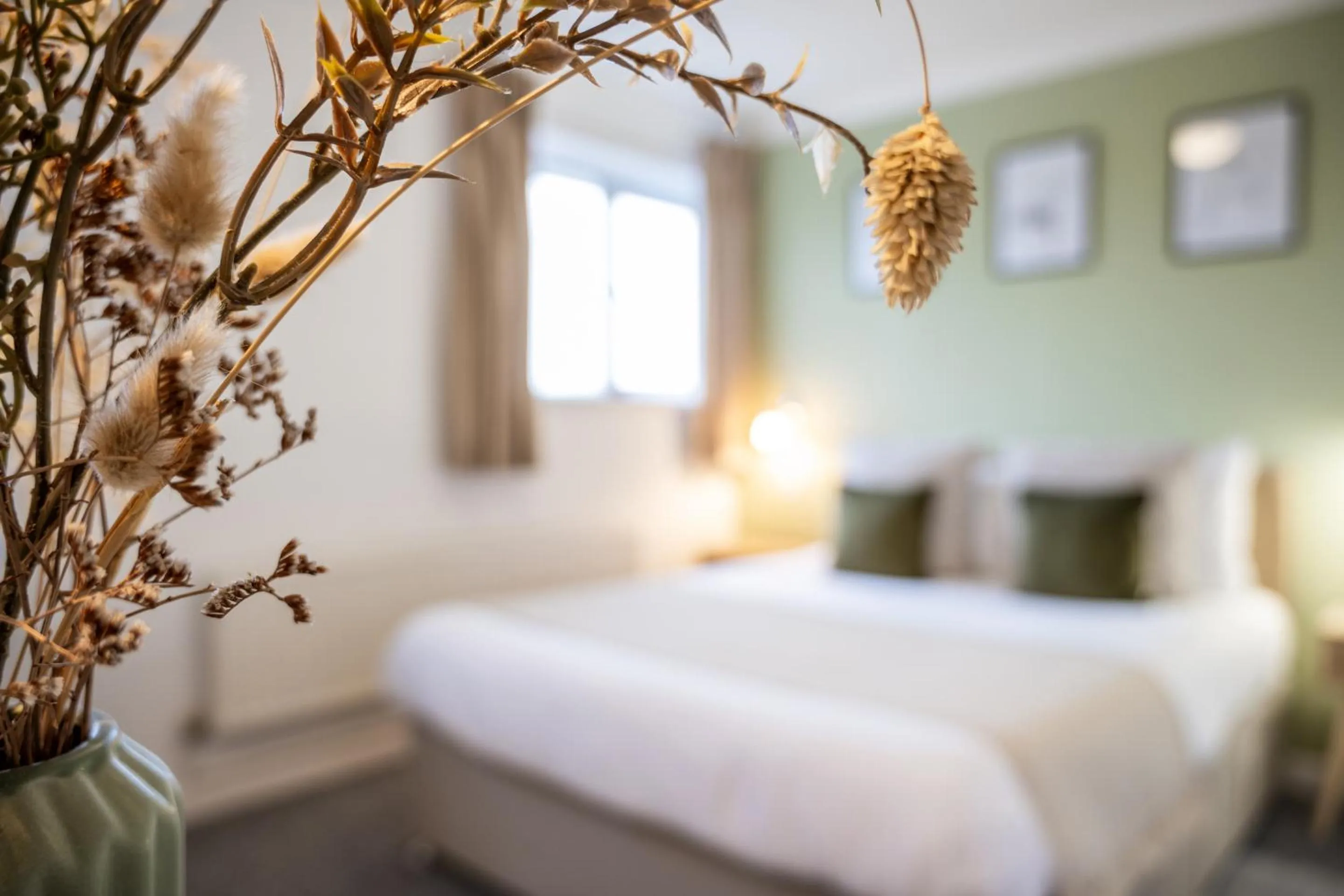 Bedroom, Bed in Inn For All Seasons