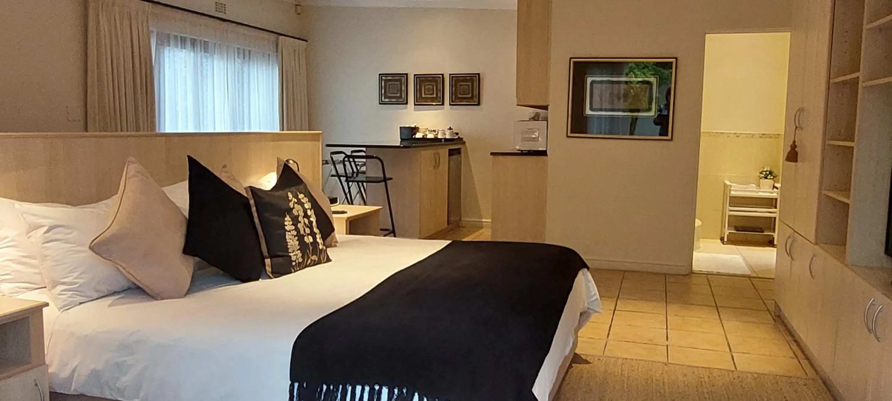 Bedroom, Bed in Riversong Guest House