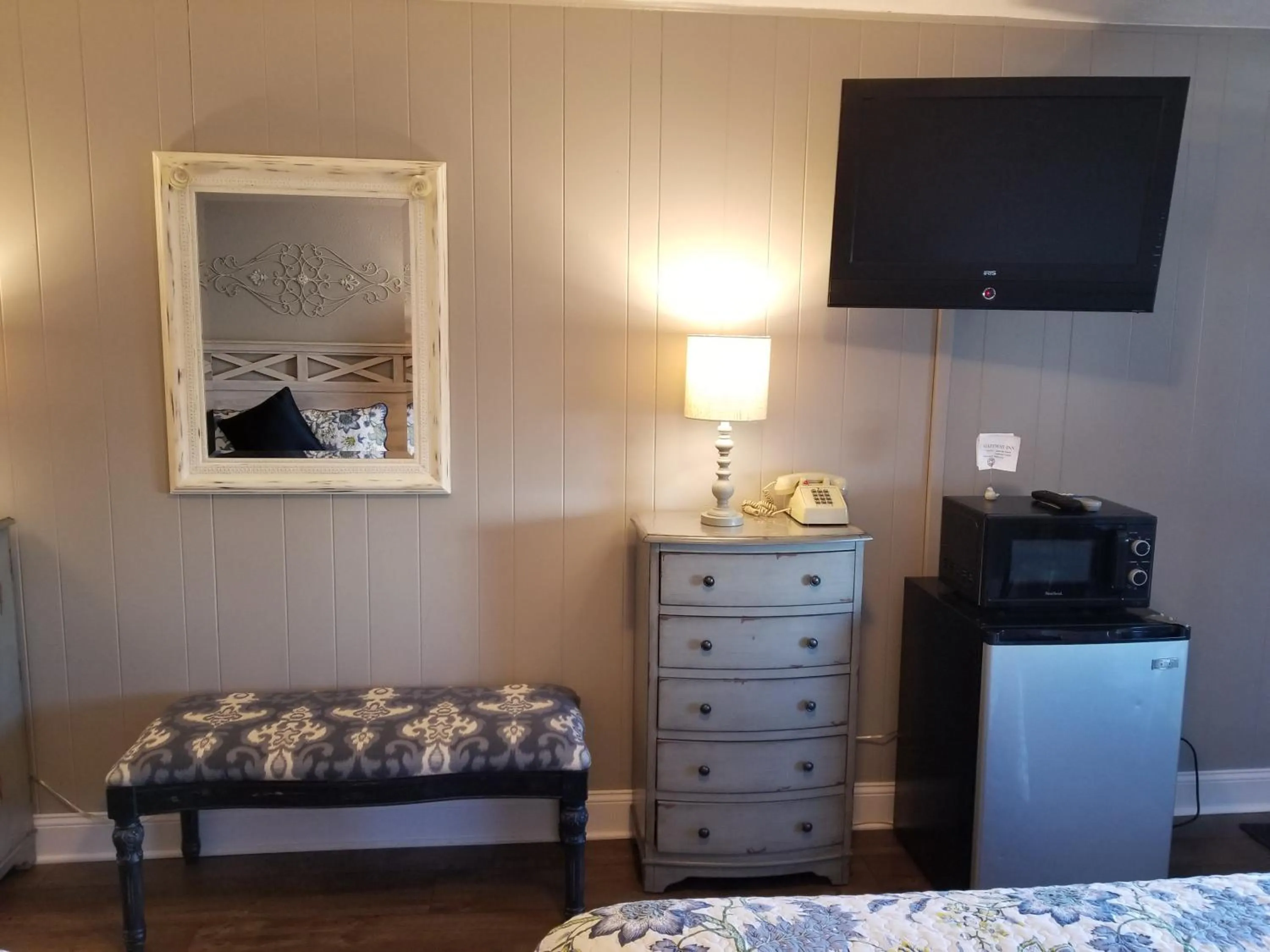 Bed in Gateway Inn Oaklawn-Chicago Midway airport