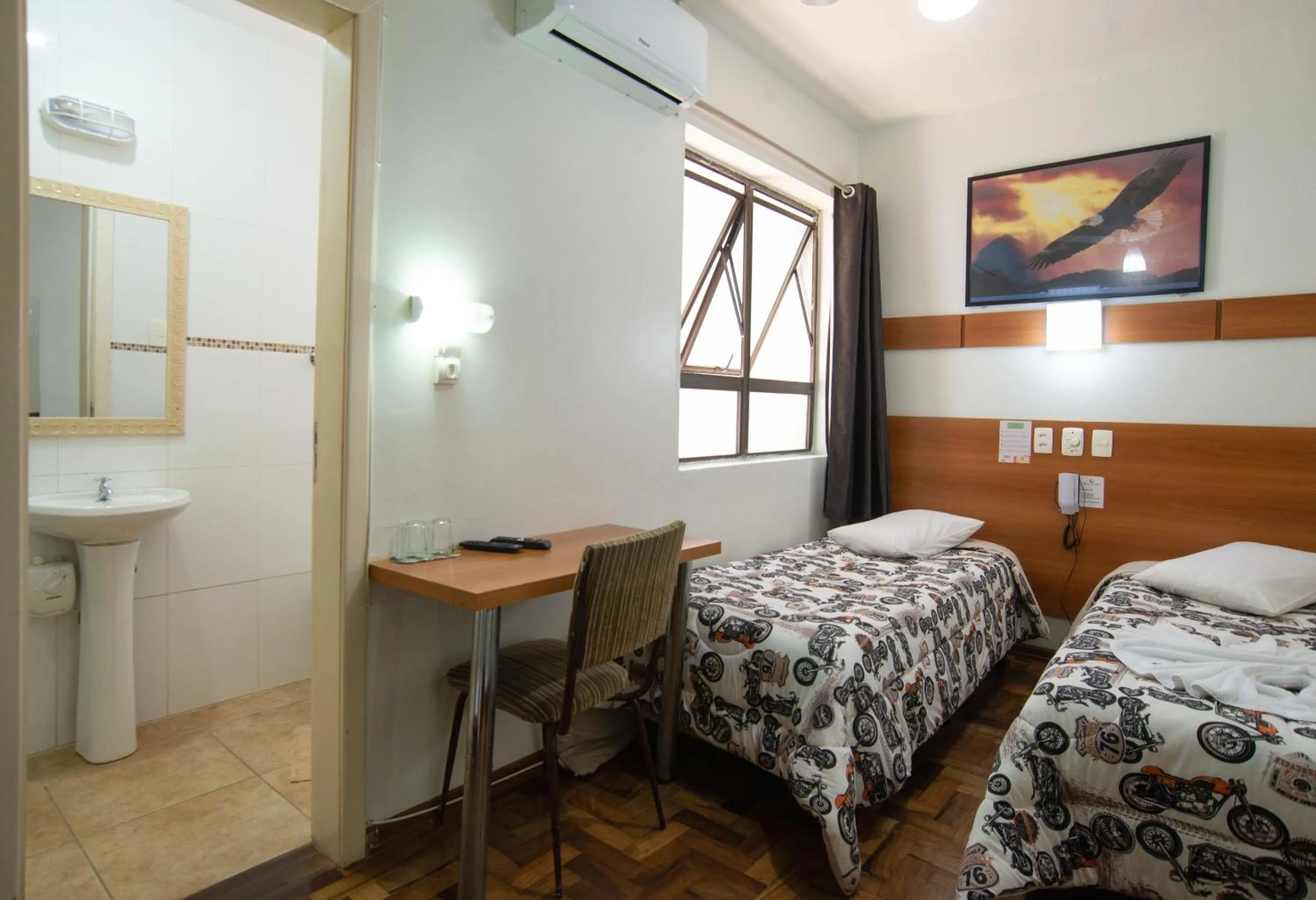 Bedroom, Bed in Bandeira Hotel