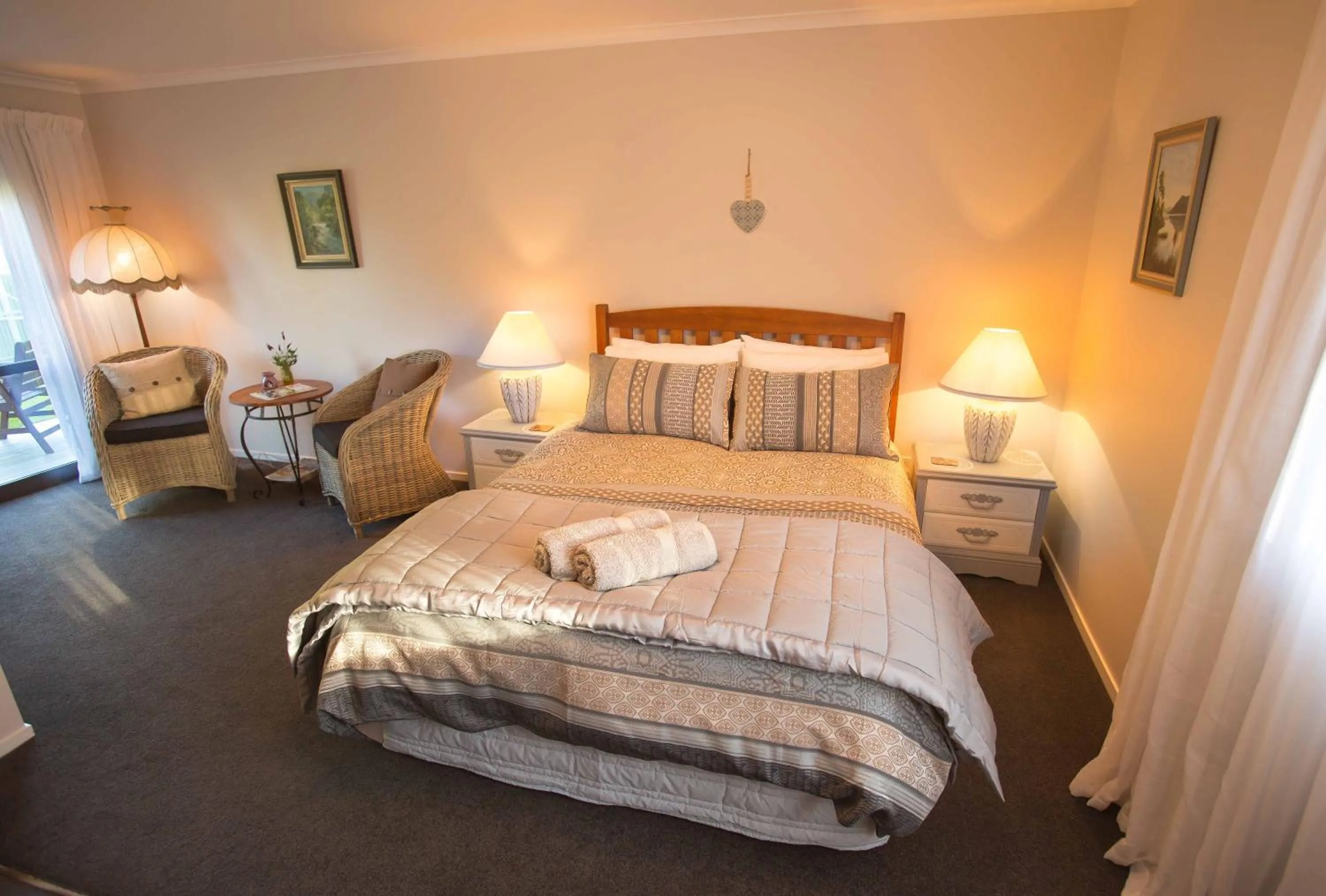 Photo of the whole room, Bed in Rolling Hills Country Stay B&B