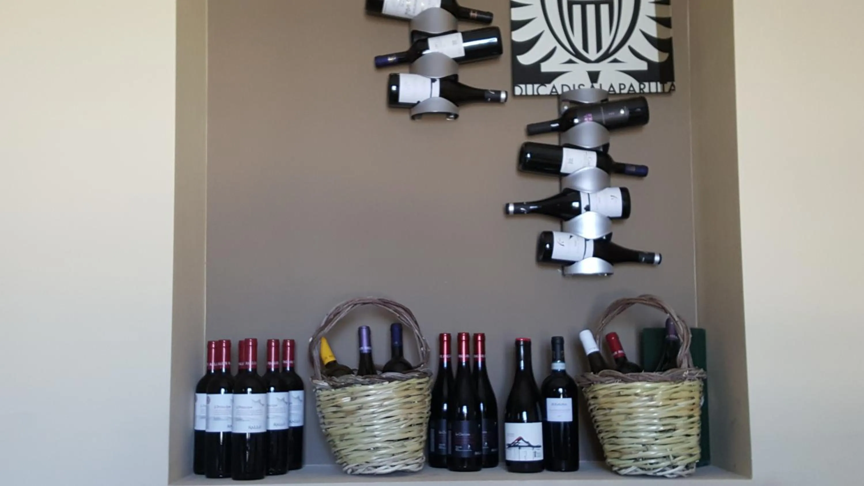 Restaurant/places to eat in Mama Lina