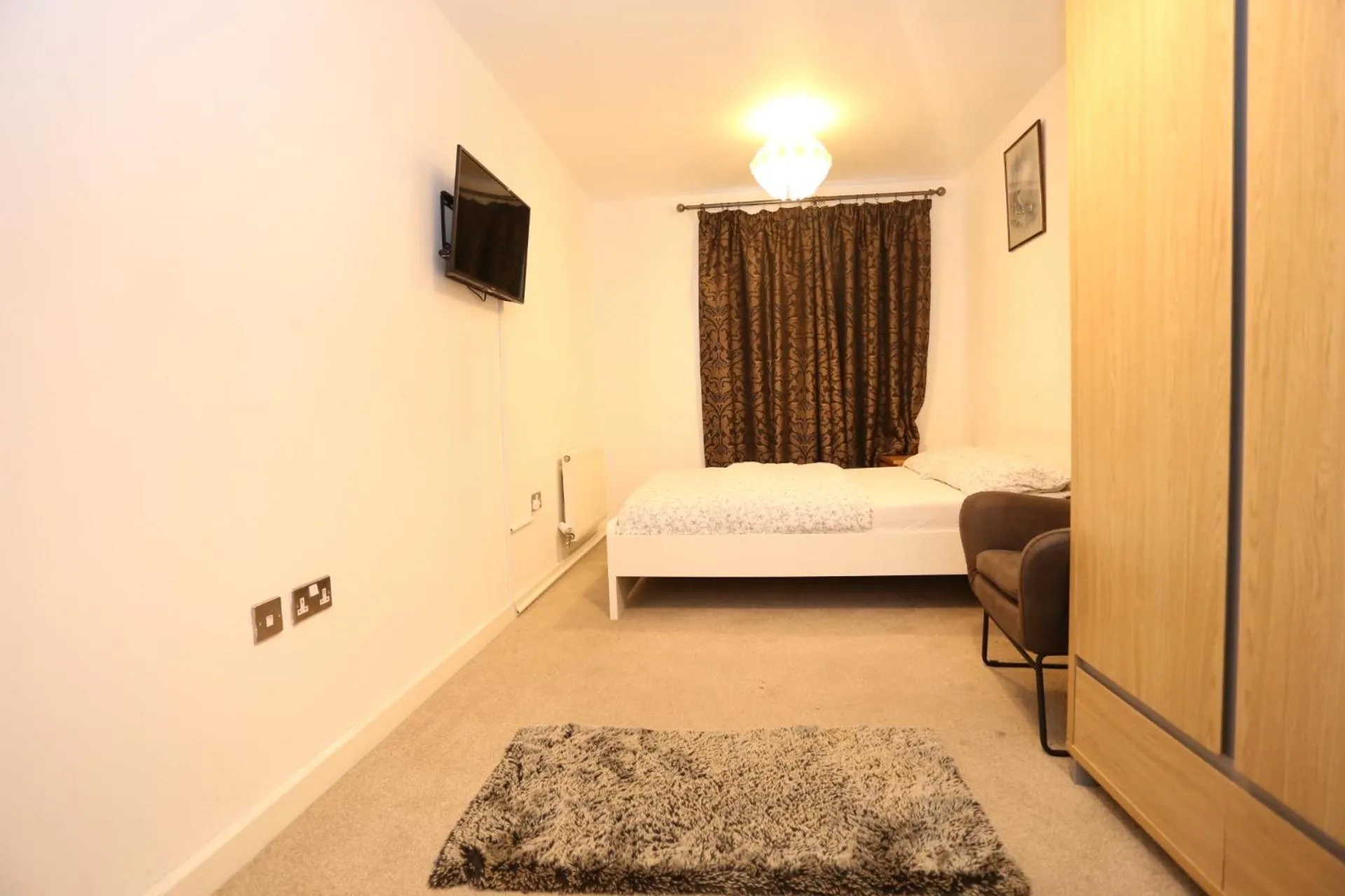 Bed in Bridge House Apartment