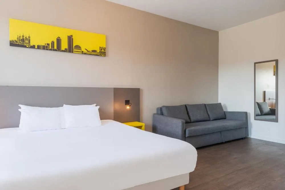 Bed in Westlodge Dardilly Lyon Nord