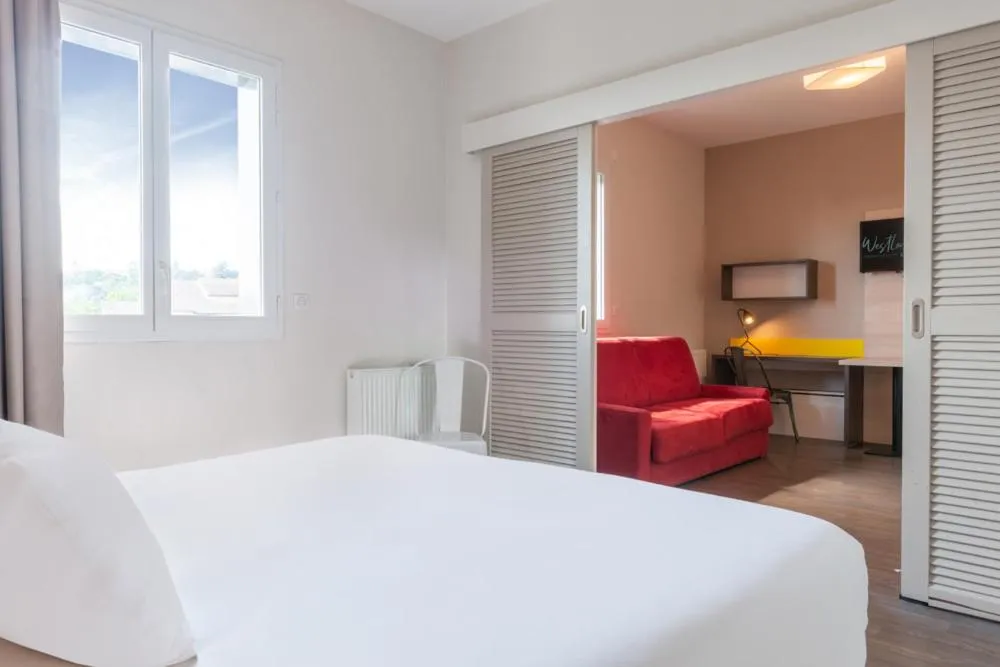 Bed in Westlodge Dardilly Lyon Nord