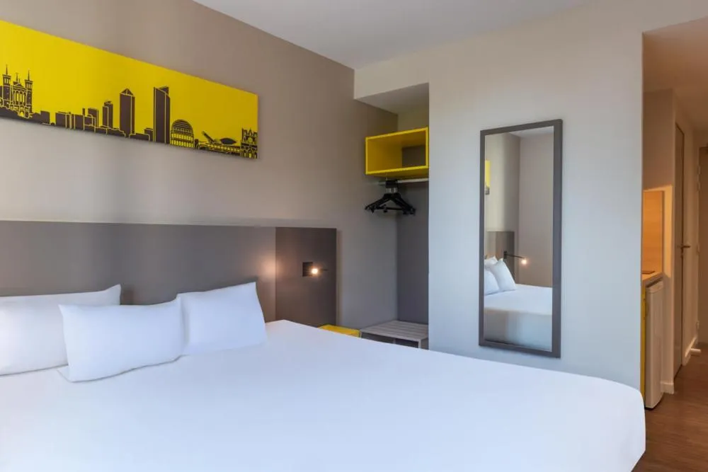 Bed in Westlodge Dardilly Lyon Nord